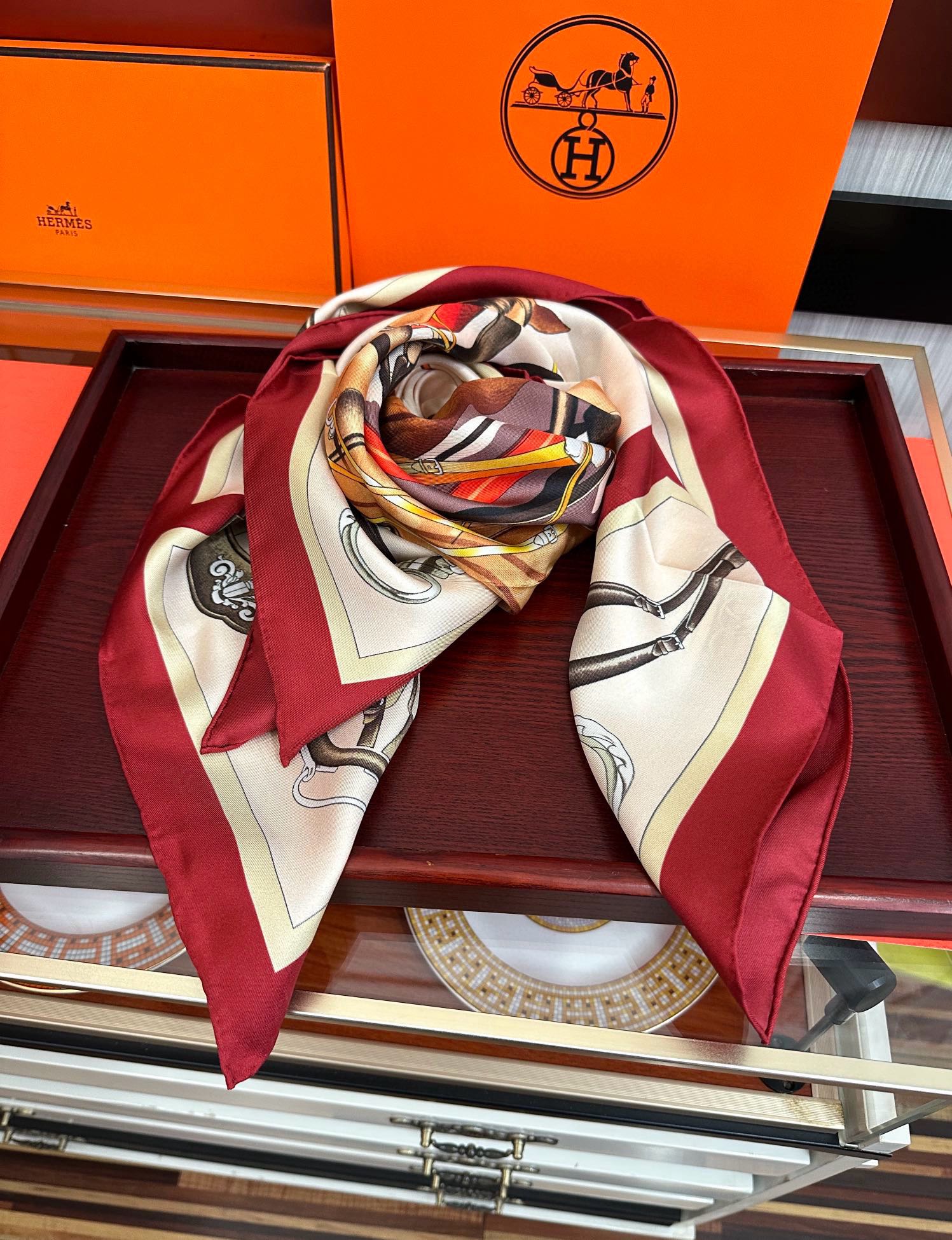 🔥2080爱马仕 官网同步【双面同色印花】[庆祝]“骏马的披挂”90典藏方巾通过别致的经典色彩向原创设计