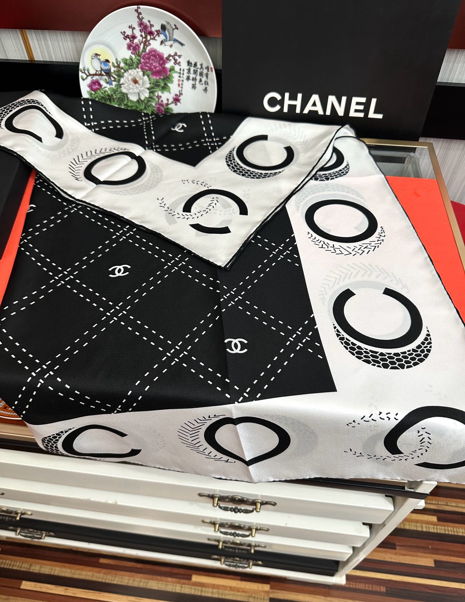 🔥香奈儿 官网同步 精致手工卷边[得意]极具品牌特色的涂鸦签名暗纹提花+简洁的COCO字母元素印花[庆祝