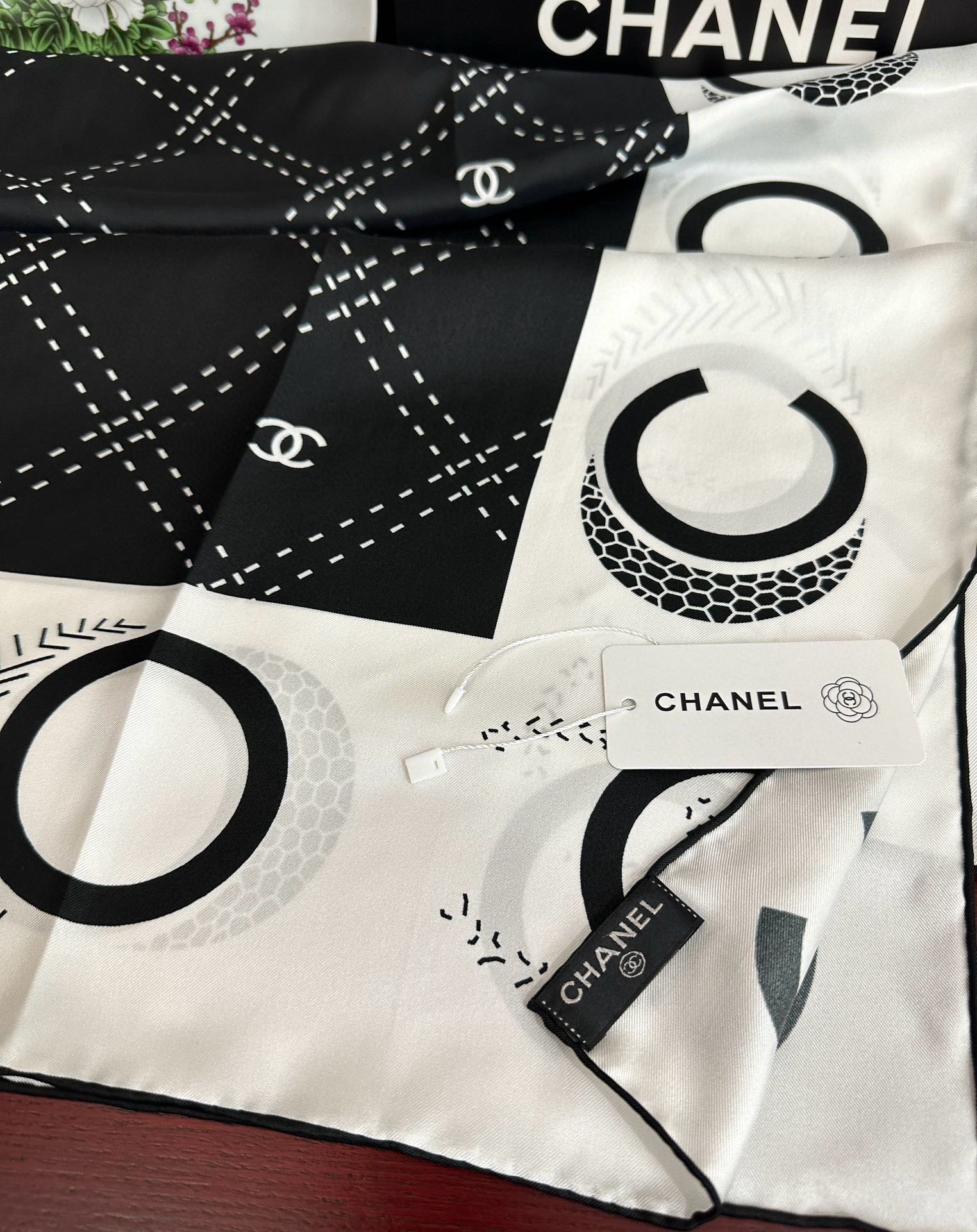 🔥香奈儿 官网同步 精致手工卷边[得意]极具品牌特色的涂鸦签名暗纹提花+简洁的COCO字母元素印花[庆祝