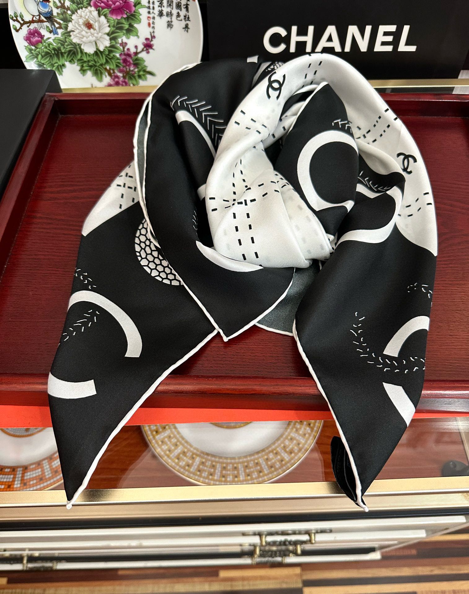 🔥香奈儿 官网同步 精致手工卷边[得意]极具品牌特色的涂鸦签名暗纹提花+简洁的COCO字母元素印花[庆祝