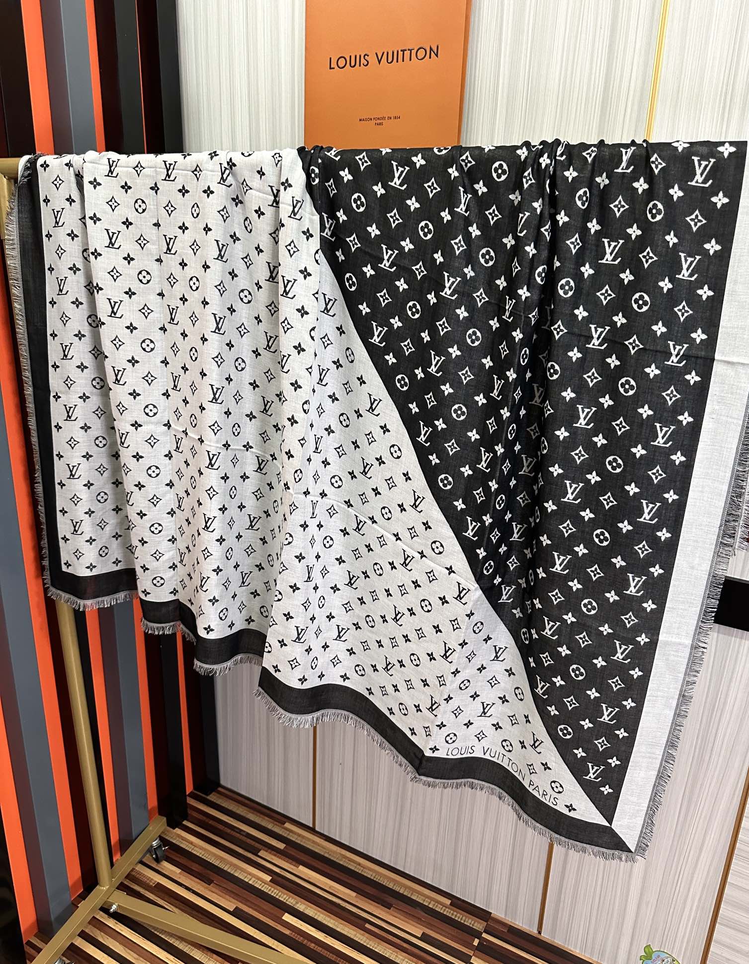 🔥LV 2025重磅推荐经典款L家人手必败一条最最经典款💪🏻💪🏻采用暗纹提花🌺🌺🌺技术重新演绎Monog