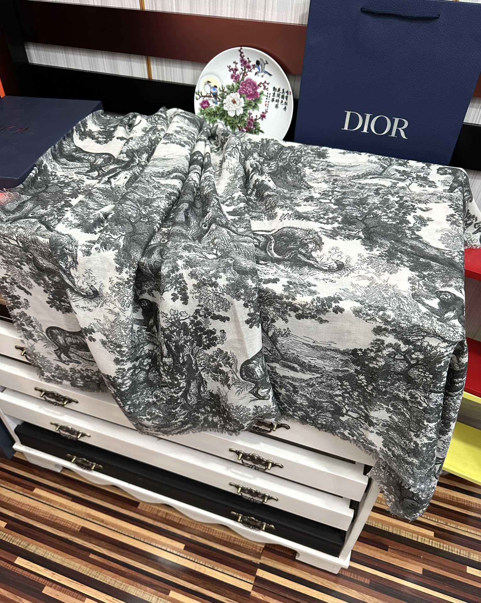 迪奥🔥2080最新款伊如动物丛林丝羊绒围巾长款披肩[嘴唇]太有品味了质感有腔调[强]D招牌的动物元素高端