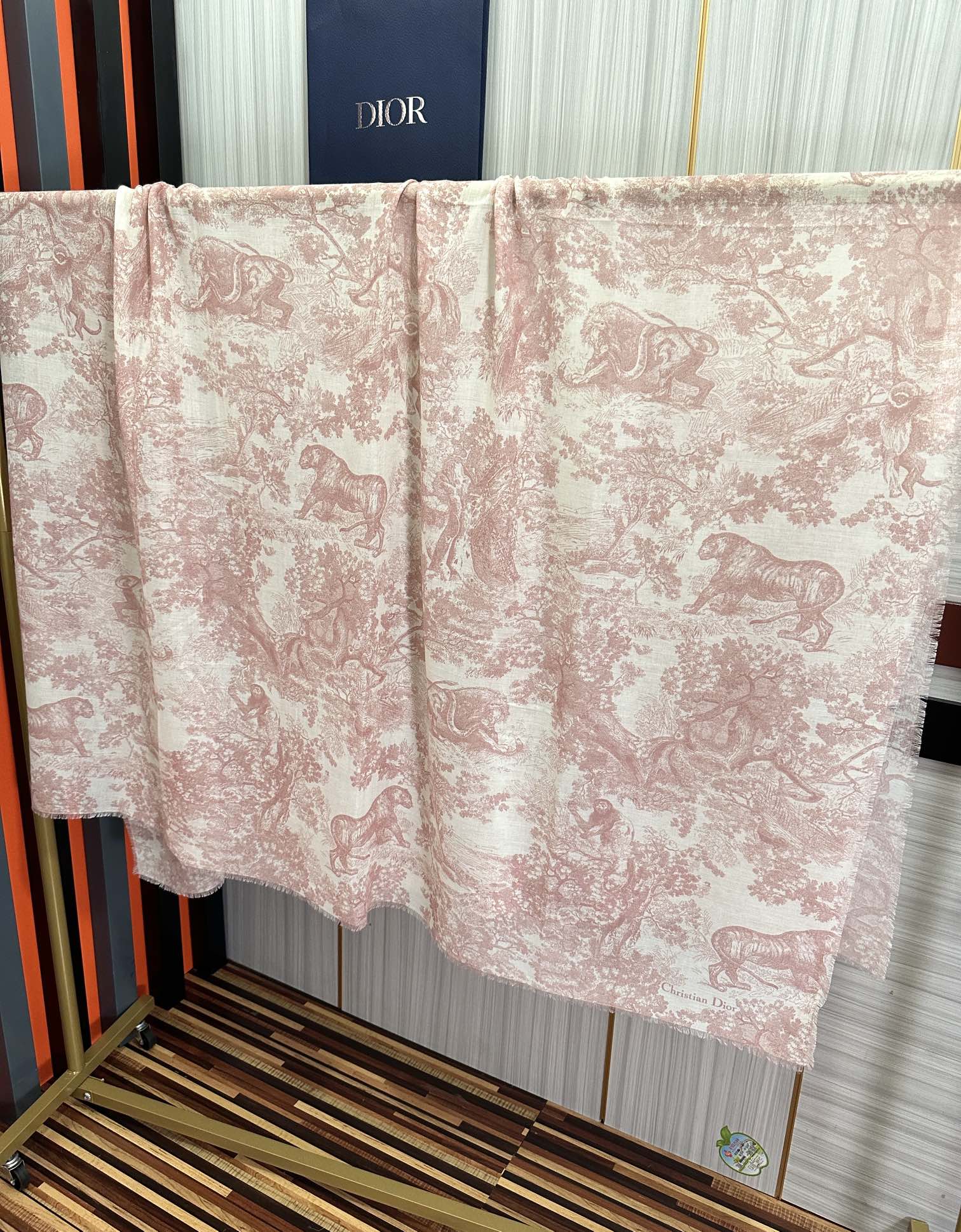 迪奥🔥2080最新款伊如动物丛林丝羊绒围巾长款披肩[嘴唇]太有品味了质感有腔调[强]D招牌的动物元素高端