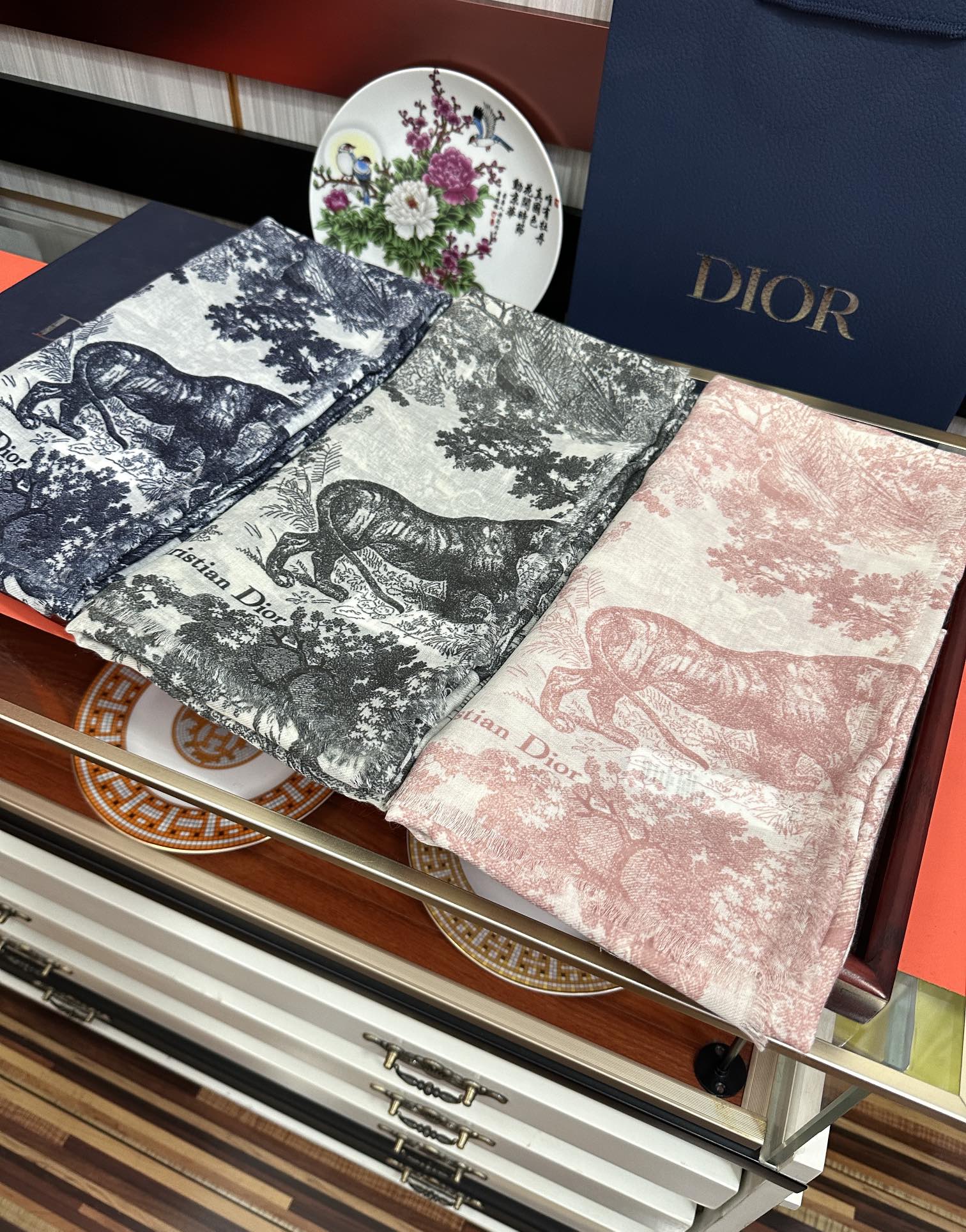 迪奥🔥2080最新款伊如动物丛林丝羊绒围巾长款披肩[嘴唇]太有品味了质感有腔调[强]D招牌的动物元素高端