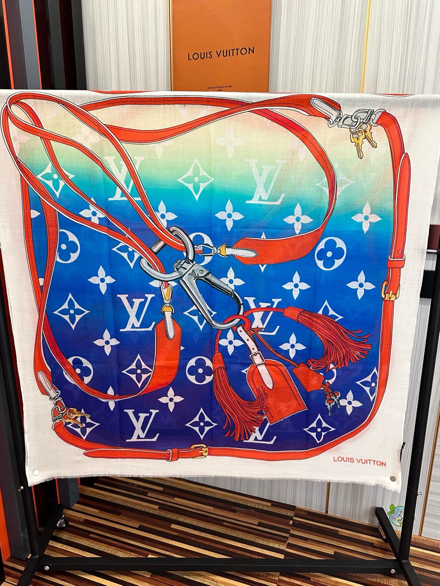 上新L V 2025 最新款‼️顶级设计太美了，真心赞👍【戒指绒长巾】😘💍实物真心美 🎀披肩配以印花💓💃