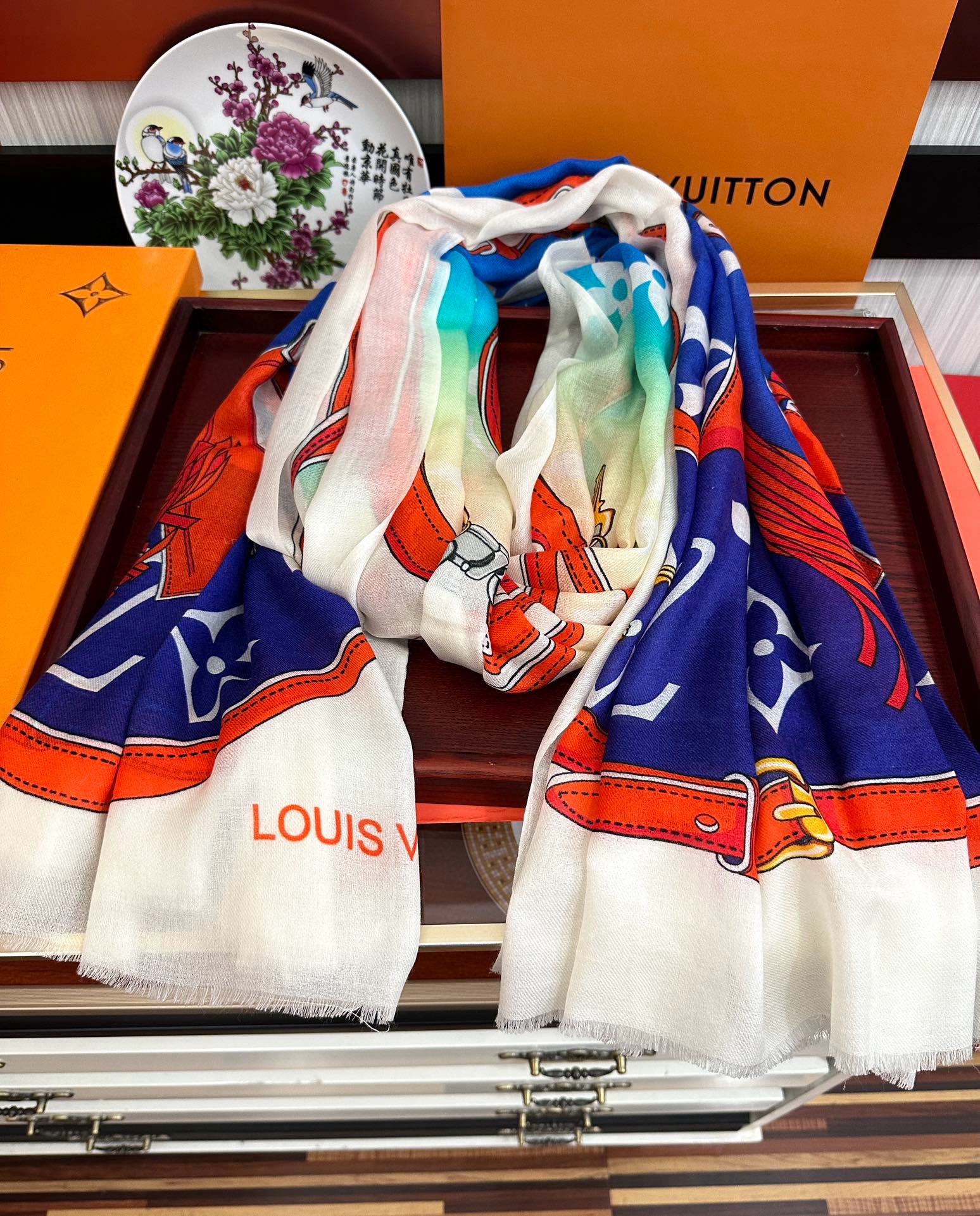 上新L V 2025 最新款‼️顶级设计太美了，真心赞👍【戒指绒长巾】😘💍实物真心美 🎀披肩配以印花💓💃