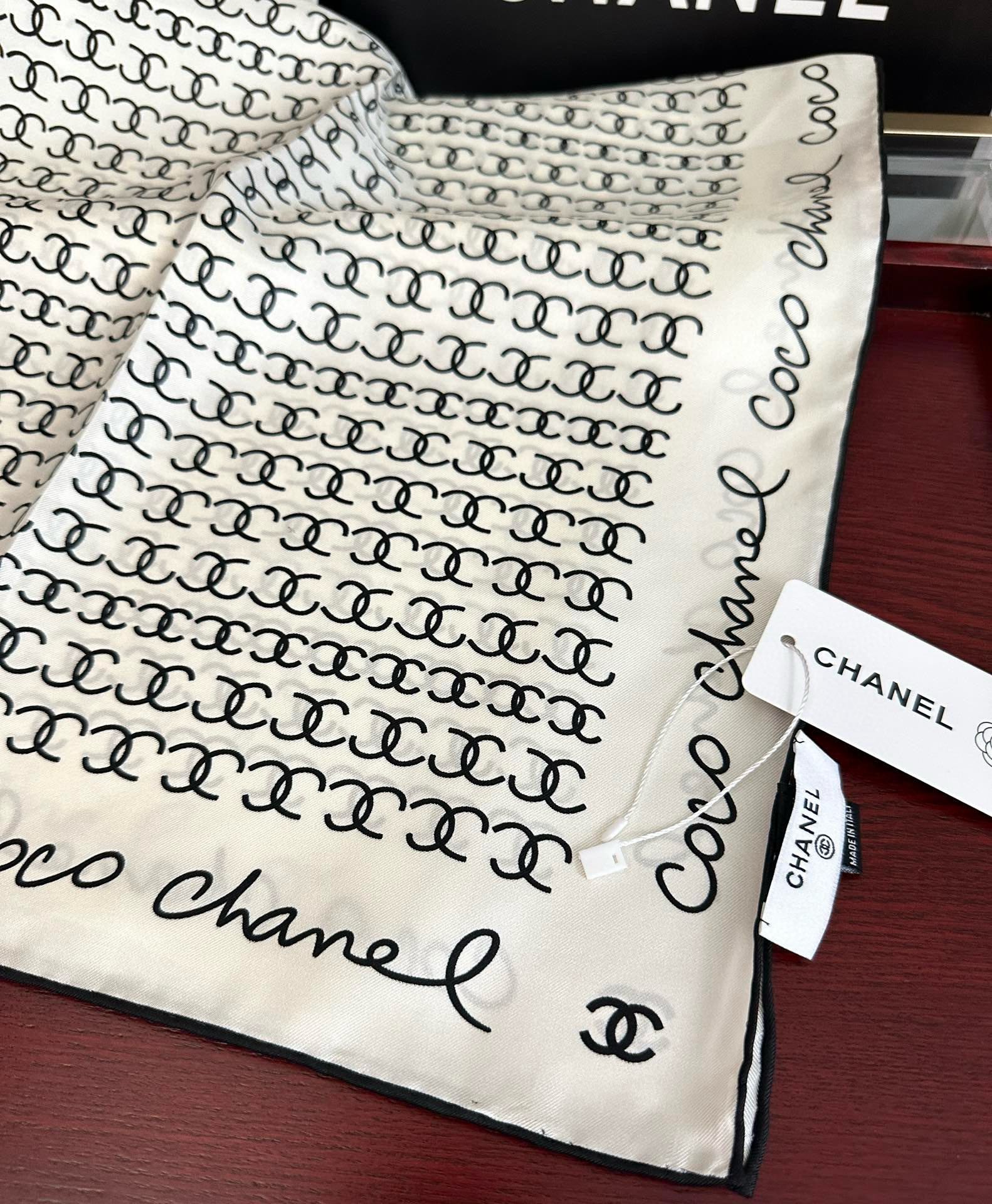 🔥2080高品质 香奈儿 【双C标志】太美了👍香奶奶永远都是比较经典[發]一条印有双C交织图案巧妙搭配[