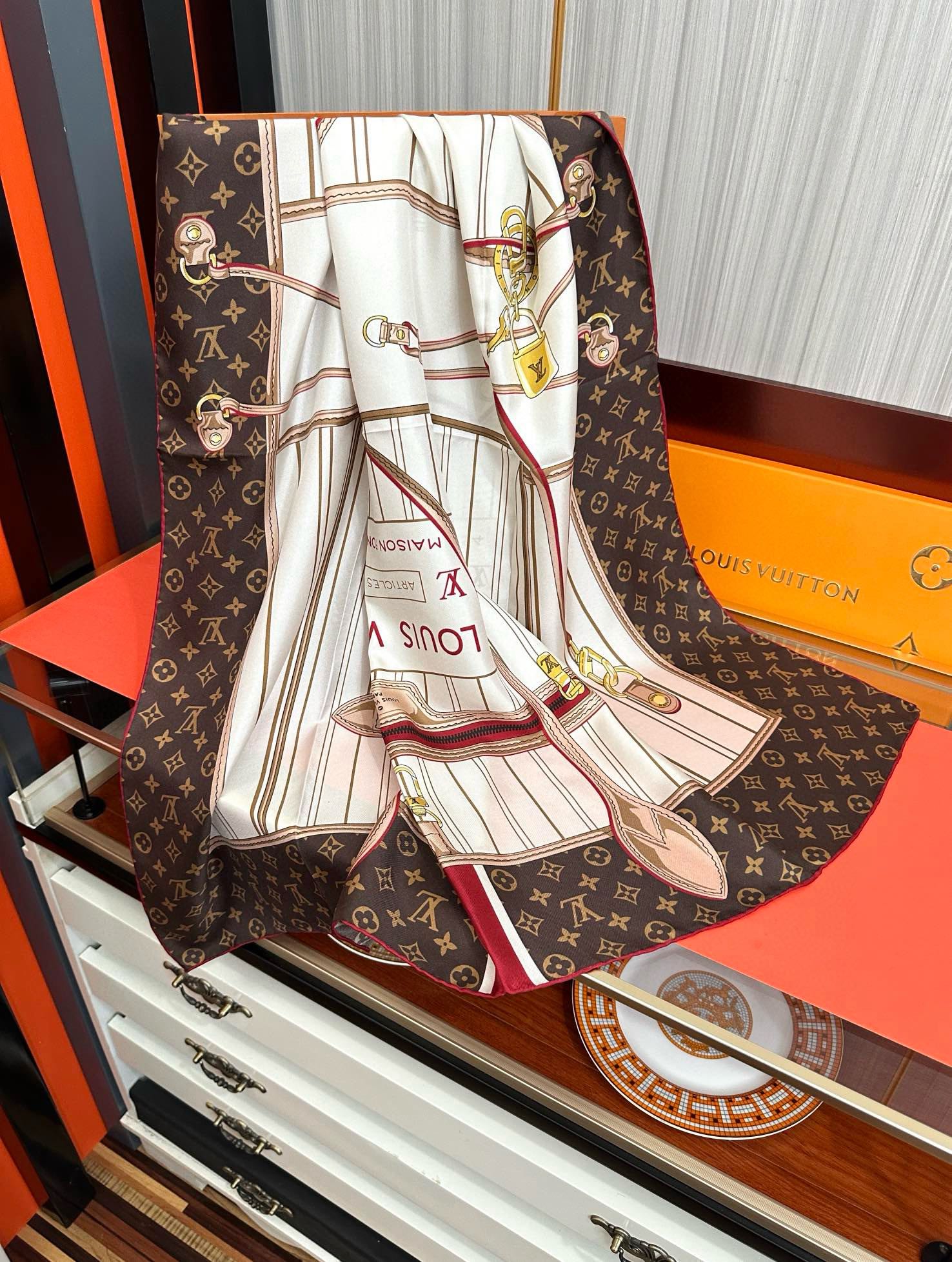 🔥高版本FENDI[庆祝]2025本年度最好看的丝巾没有之一了👍满身印有不同尺寸的米色和棕色标志性F B