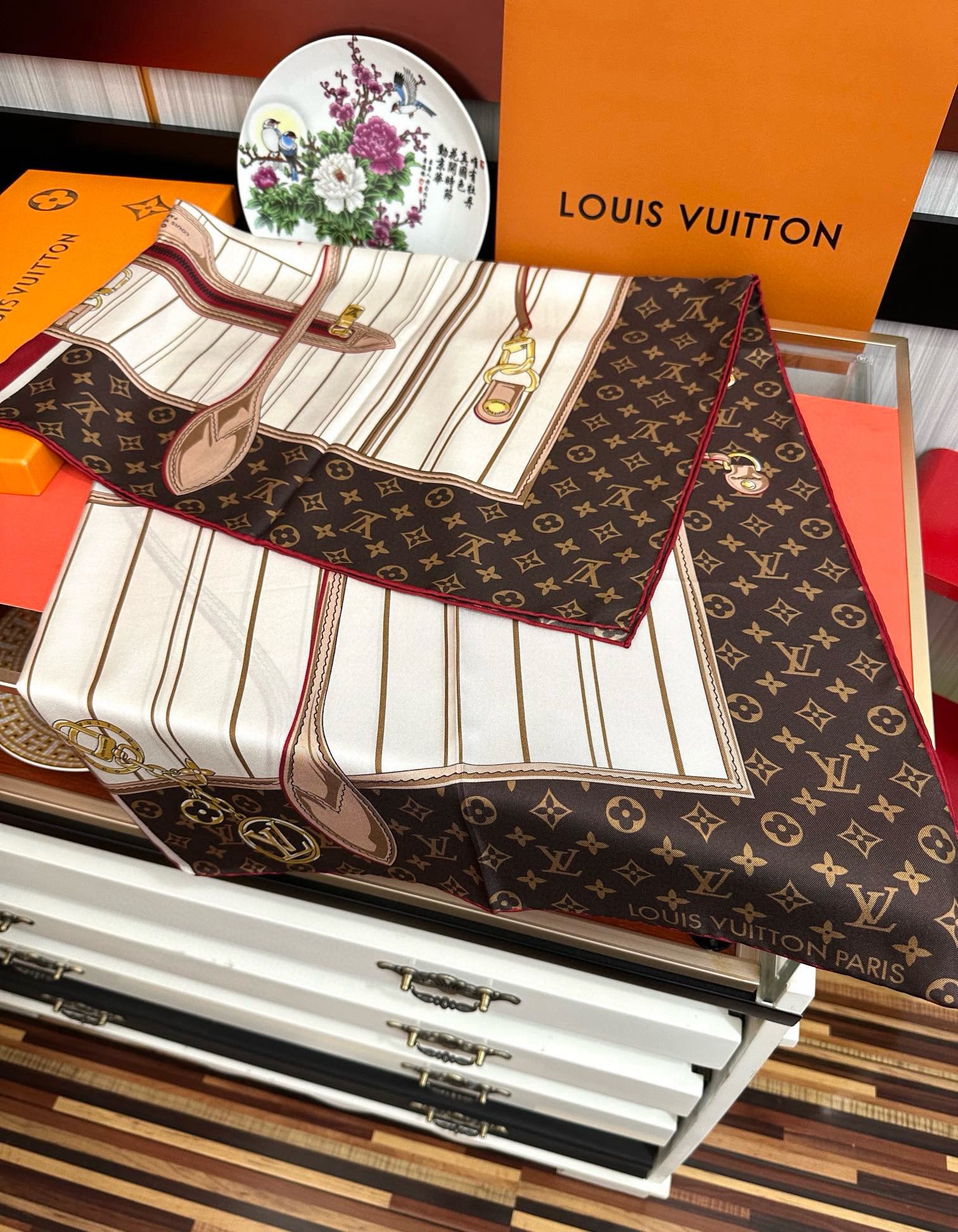 🔥高版本FENDI[庆祝]2025本年度最好看的丝巾没有之一了👍满身印有不同尺寸的米色和棕色标志性F B