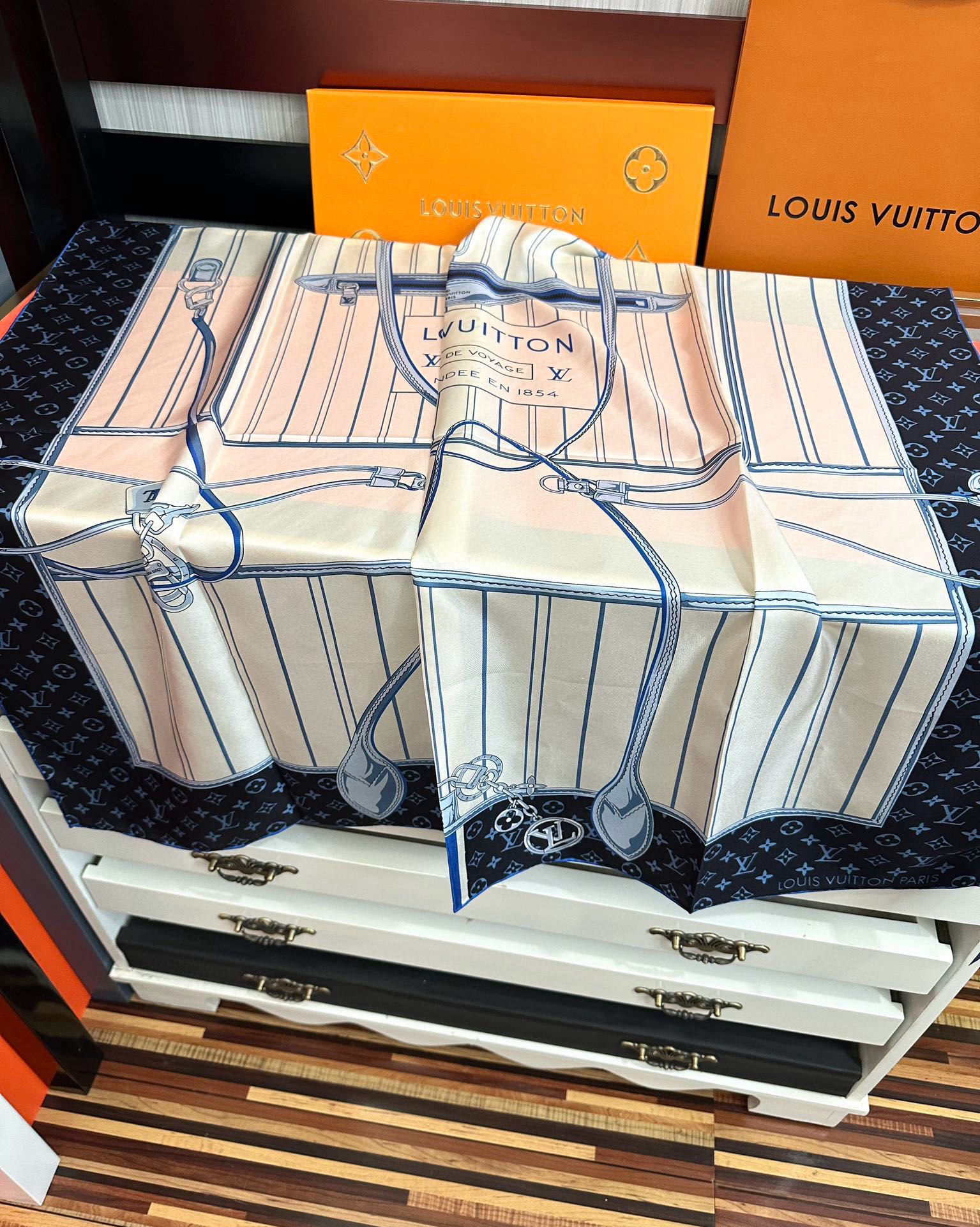 🔥高版本FENDI[庆祝]2025本年度最好看的丝巾没有之一了👍满身印有不同尺寸的米色和棕色标志性F B