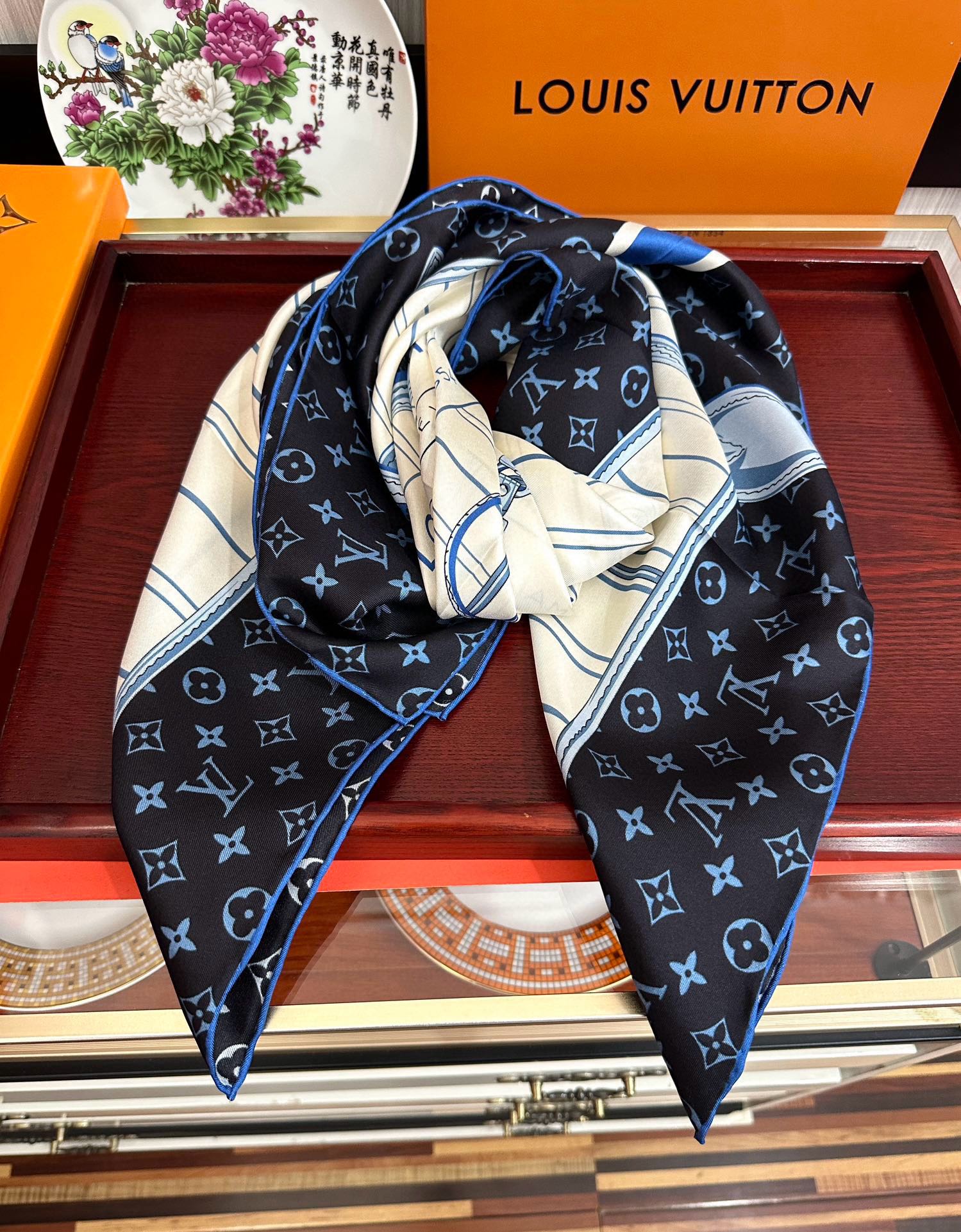 🔥高版本FENDI[庆祝]2025本年度最好看的丝巾没有之一了👍满身印有不同尺寸的米色和棕色标志性F B