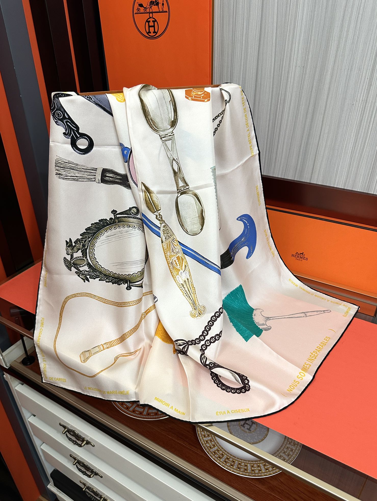 🔥2080 最新款 HERMES 重磅[庆祝]【形影相随】方巾[嘴唇]精简时髦，品质感很显好[得意]好搭