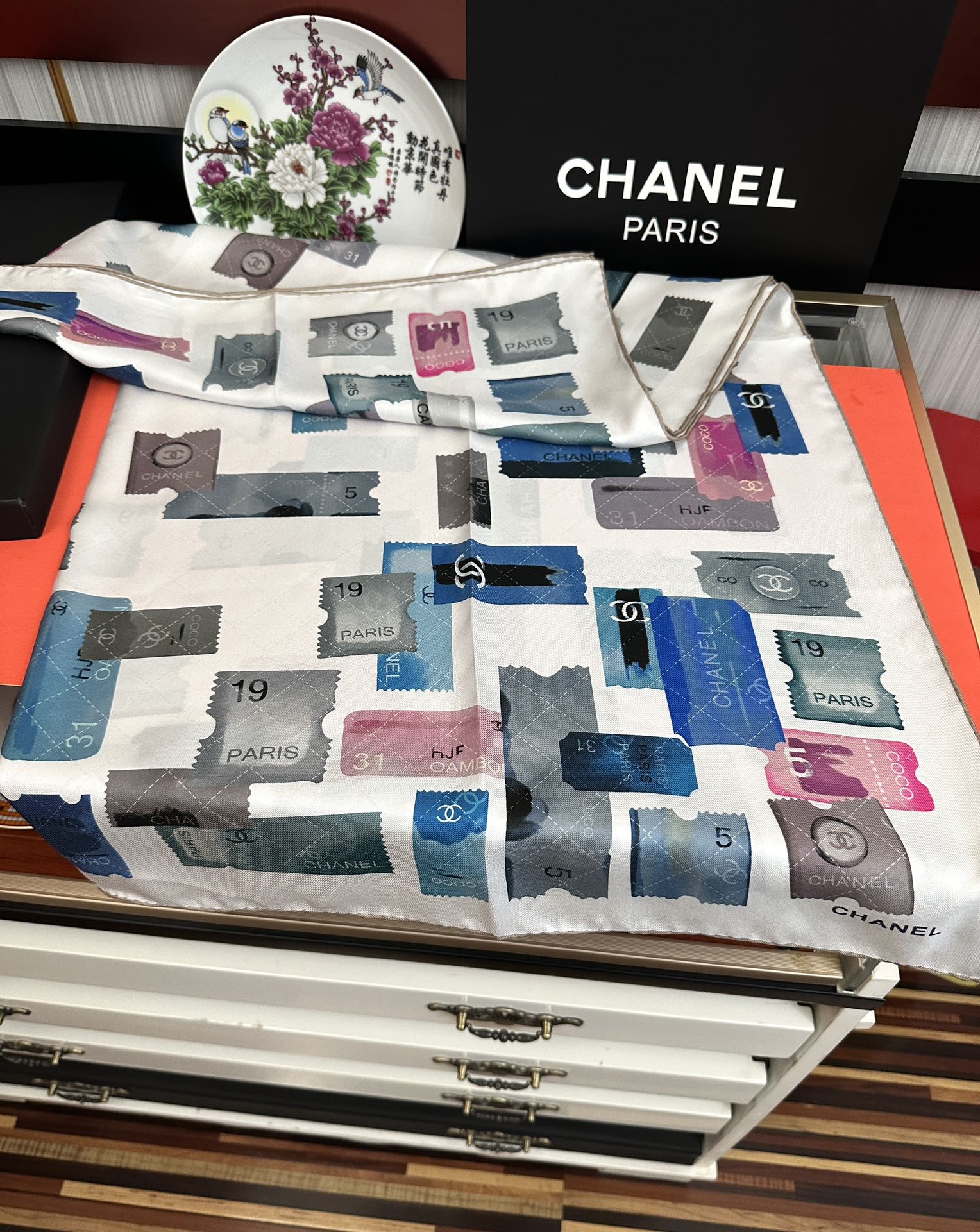 高版本🔥香奈儿24k邮票方巾 官网同步 这一款方巾以邮票元素为主[得意]除此之外还有成衣、小丝巾的设计颜