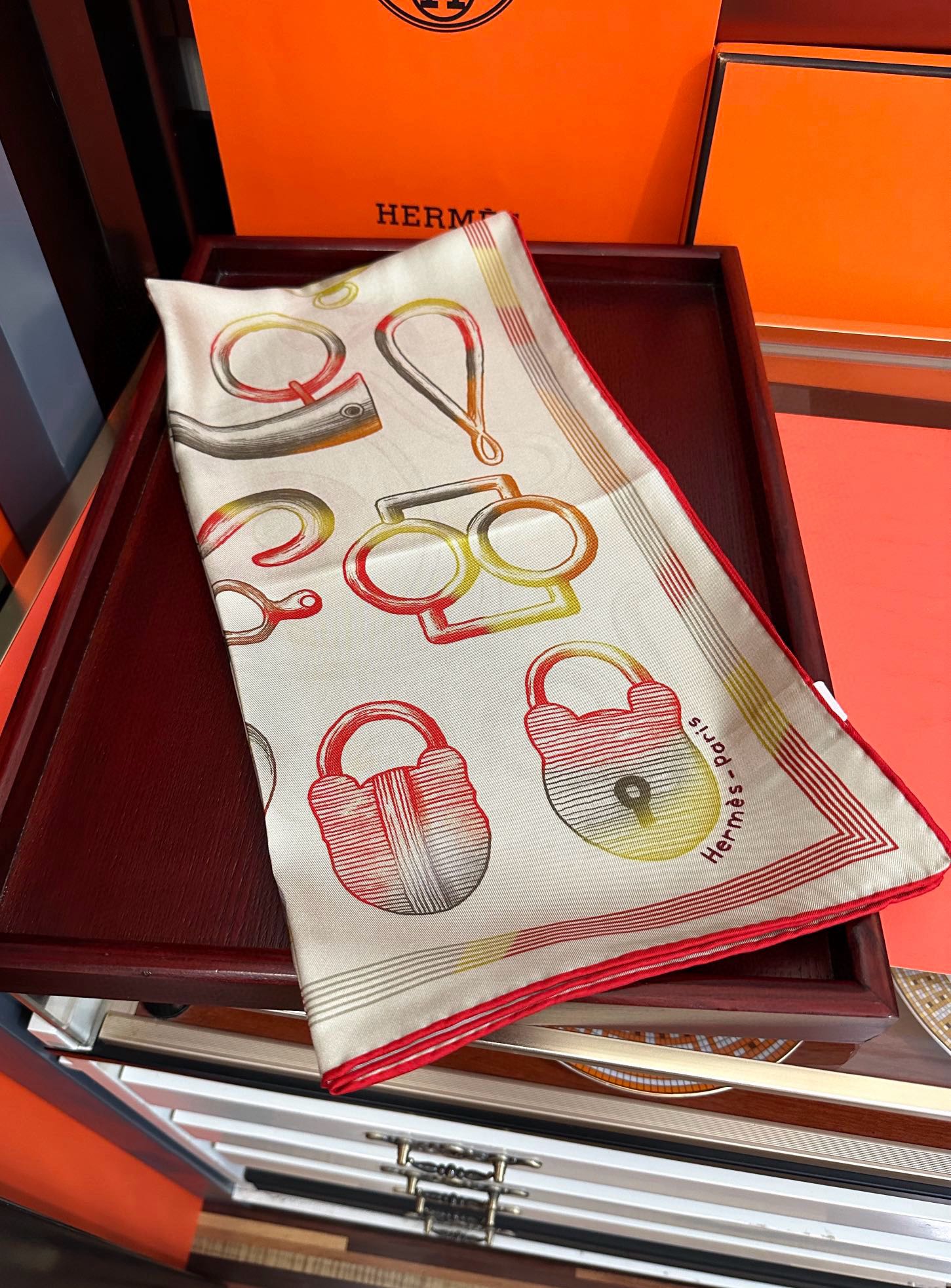 🔥高品质2025爱马仕最新款 官网同步 [太阳]精致卷边[嘴唇]太美了品质感很显好[得意]好搭到上瘾的丝