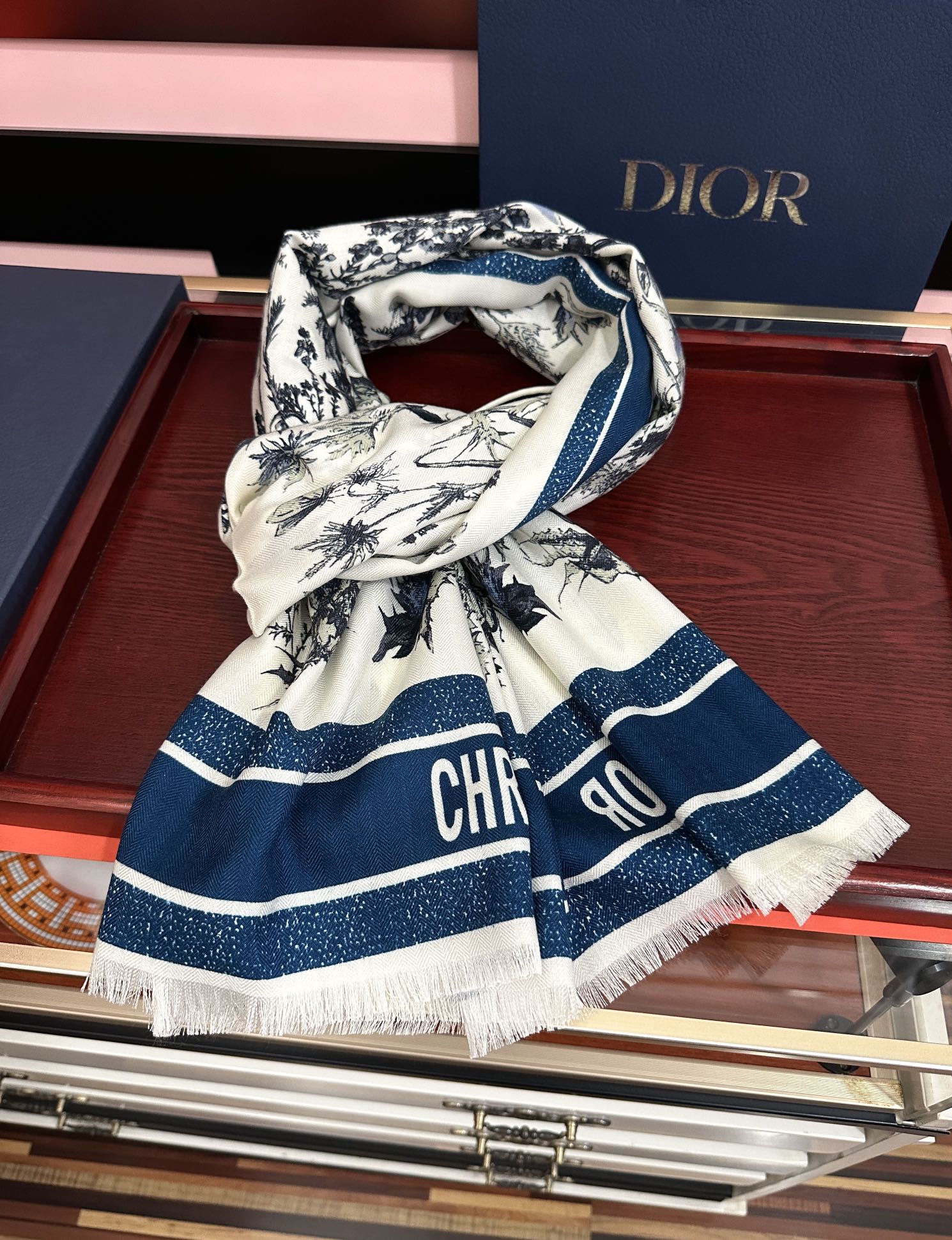 Dior 迪奥 双面同色【植物丛林】大自然景象 下手一定要快 四季都可以用 真心美的让人非常非上身效果简直美翻了 品质非常完美 整个围巾给人气场的同时又非常 秀丽 绝对值得入手的新款 实物一拿到就会庆幸自己是女人的绝美好货 尺寸：65x185