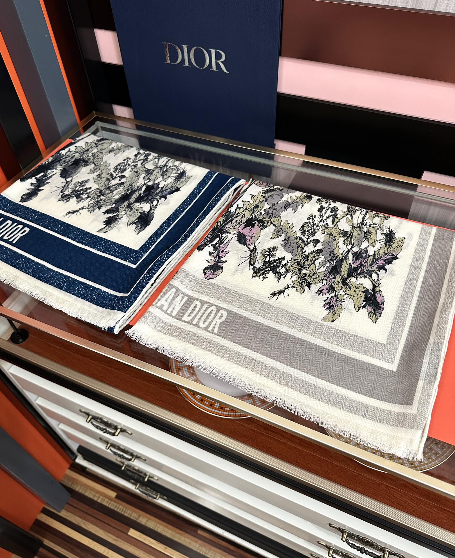 Dior 迪奥 双面同色【植物丛林】大自然景象 下手一定要快 四季都可以用 真心美的让人非常非上身效果简直美翻了 品质非常完美 整个围巾给人气场的同时又非常 秀丽 绝对值得入手的新款 实物一拿到就会庆幸自己是女人的绝美好货 尺寸：65x185