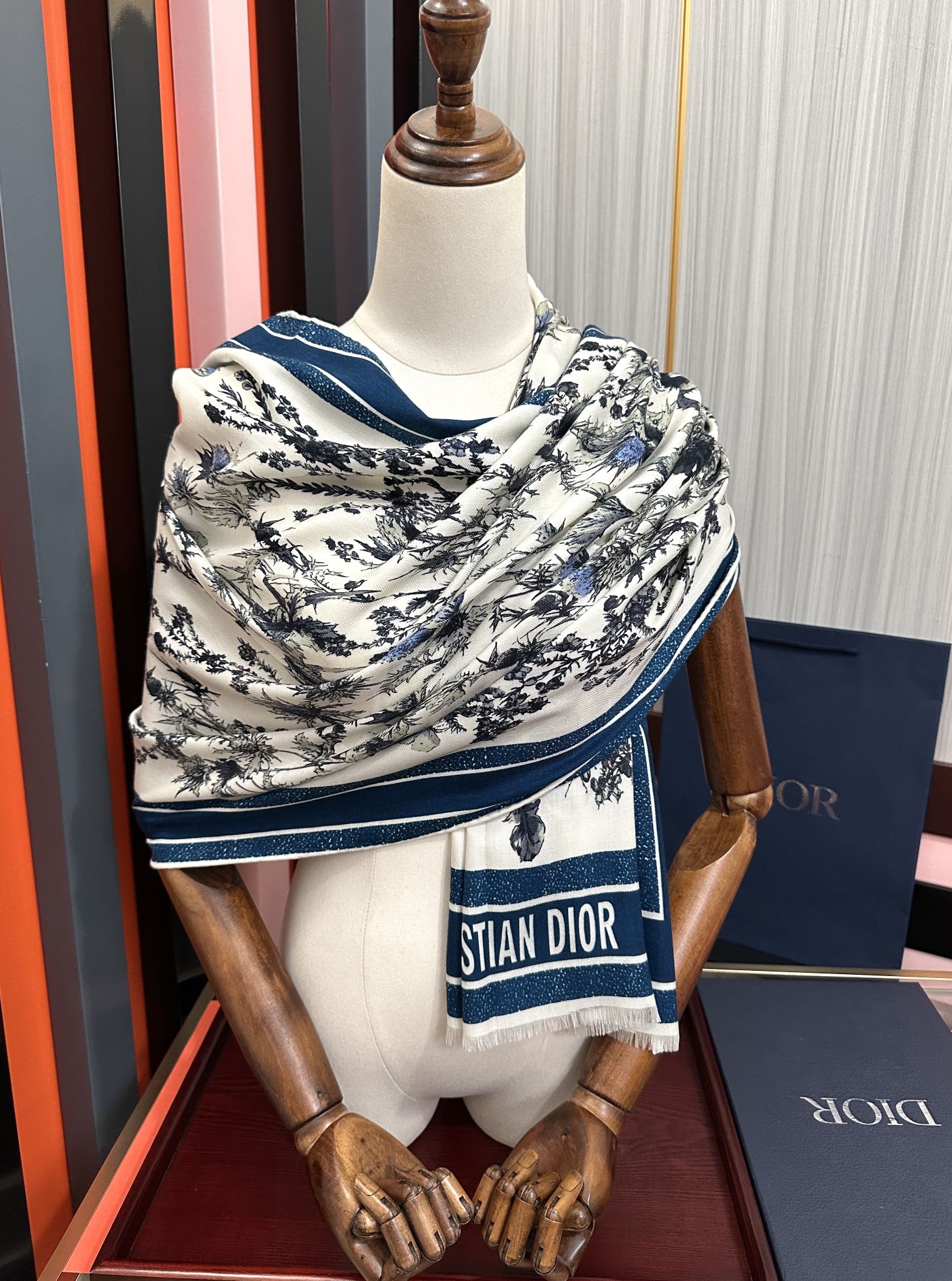 Dior 迪奥 双面同色【植物丛林】大自然景象 下手一定要快 四季都可以用 真心美的让人非常非上身效果简直美翻了 品质非常完美 整个围巾给人气场的同时又非常 秀丽 绝对值得入手的新款 实物一拿到就会庆幸自己是女人的绝美好货 尺寸：65x185