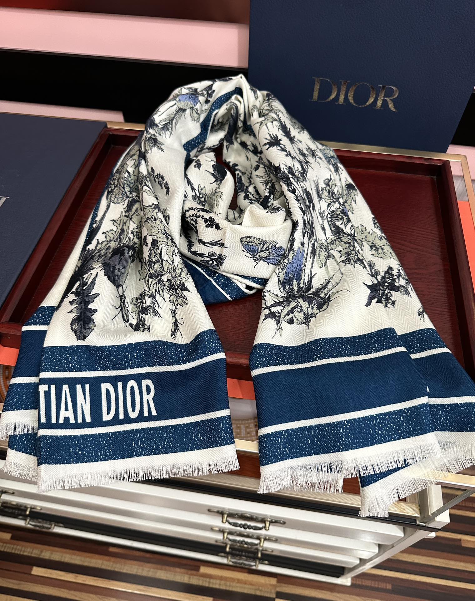 Dior 迪奥 双面同色【植物丛林】大自然景象 下手一定要快 四季都可以用 真心美的让人非常非上身效果简直美翻了 品质非常完美 整个围巾给人气场的同时又非常 秀丽 绝对值得入手的新款 实物一拿到就会庆幸自己是女人的绝美好货 尺寸：65x185