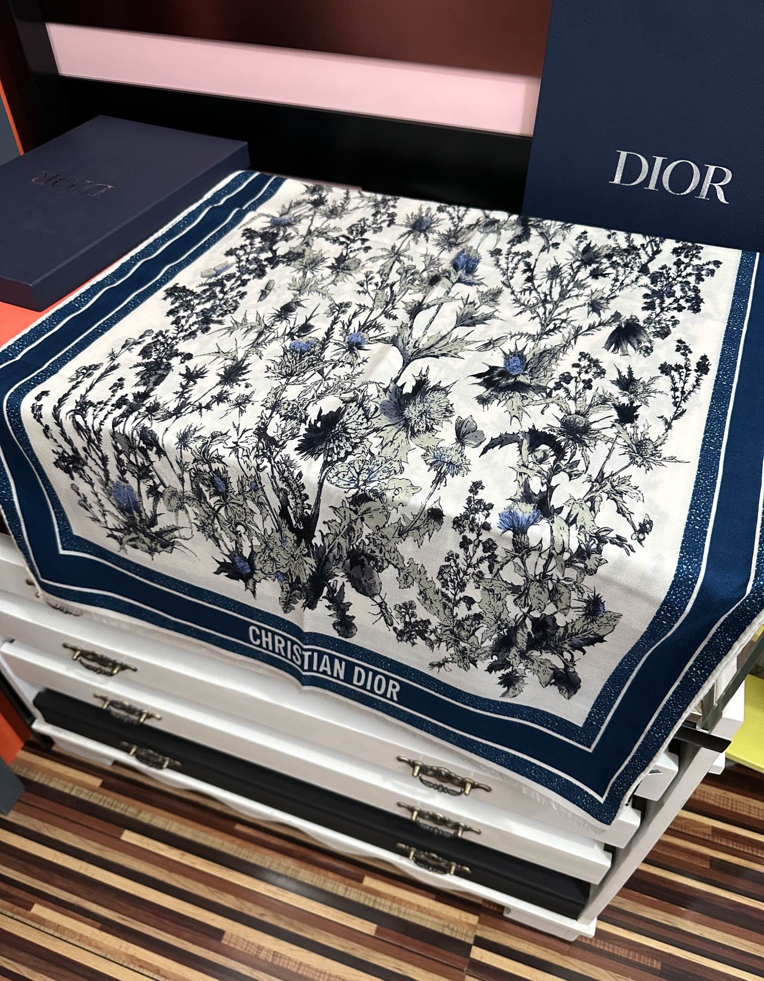 Dior 迪奥 双面同色【植物丛林】大自然景象 下手一定要快 四季都可以用 真心美的让人非常非上身效果简直美翻了 品质非常完美 整个围巾给人气场的同时又非常 秀丽 绝对值得入手的新款 实物一拿到就会庆幸自己是女人的绝美好货 尺寸：65x185