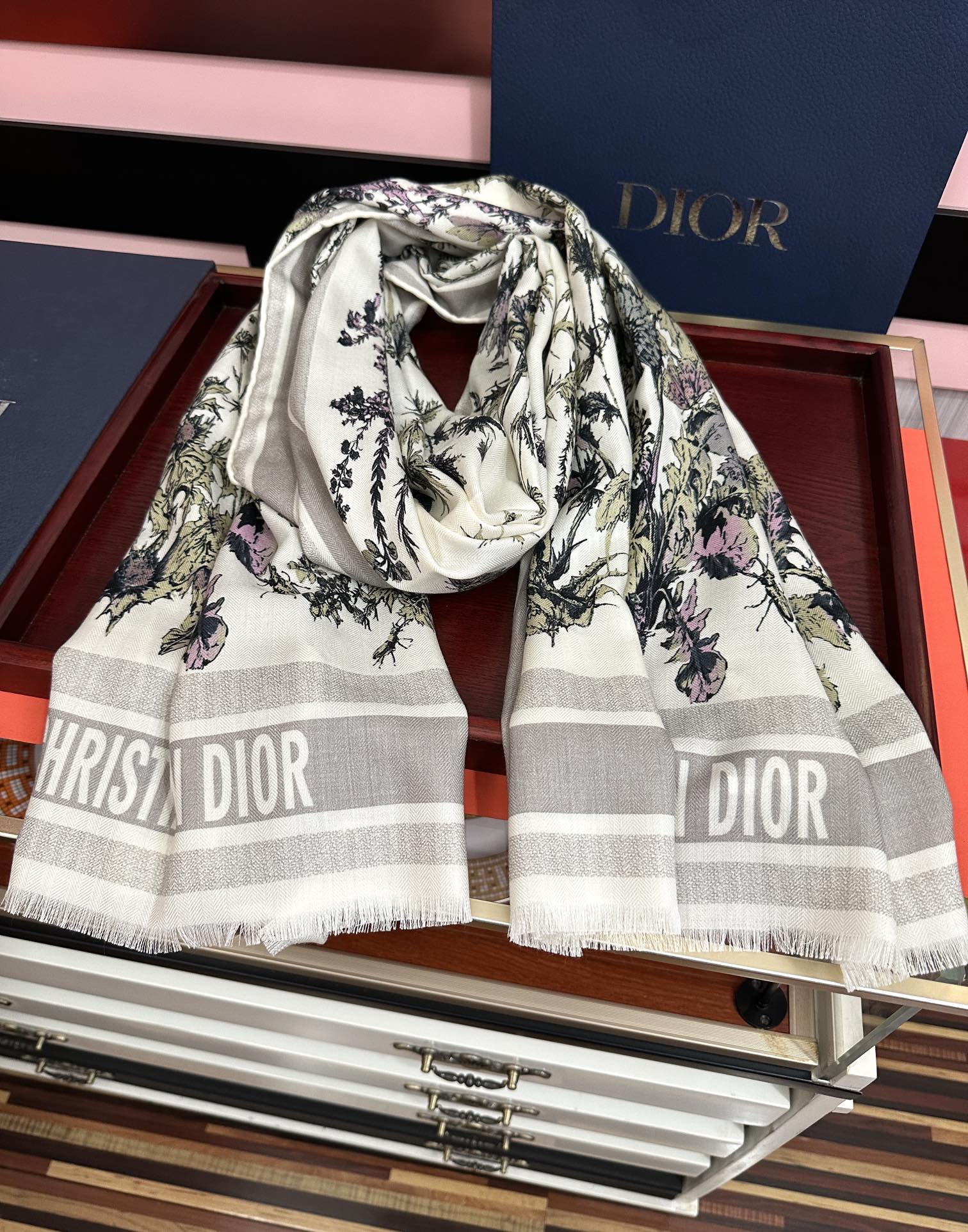 Dior 迪奥 双面同色【植物丛林】大自然景象 下手一定要快 四季都可以用 真心美的让人非常非上身效果简直美翻了 品质非常完美 整个围巾给人气场的同时又非常 秀丽 绝对值得入手的新款 实物一拿到就会庆幸自己是女人的绝美好货 尺寸：65x185