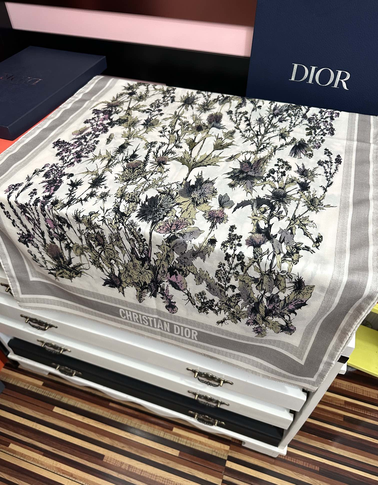 Dior 迪奥 双面同色【植物丛林】大自然景象 下手一定要快 四季都可以用 真心美的让人非常非上身效果简直美翻了 品质非常完美 整个围巾给人气场的同时又非常 秀丽 绝对值得入手的新款 实物一拿到就会庆幸自己是女人的绝美好货 尺寸：65x185