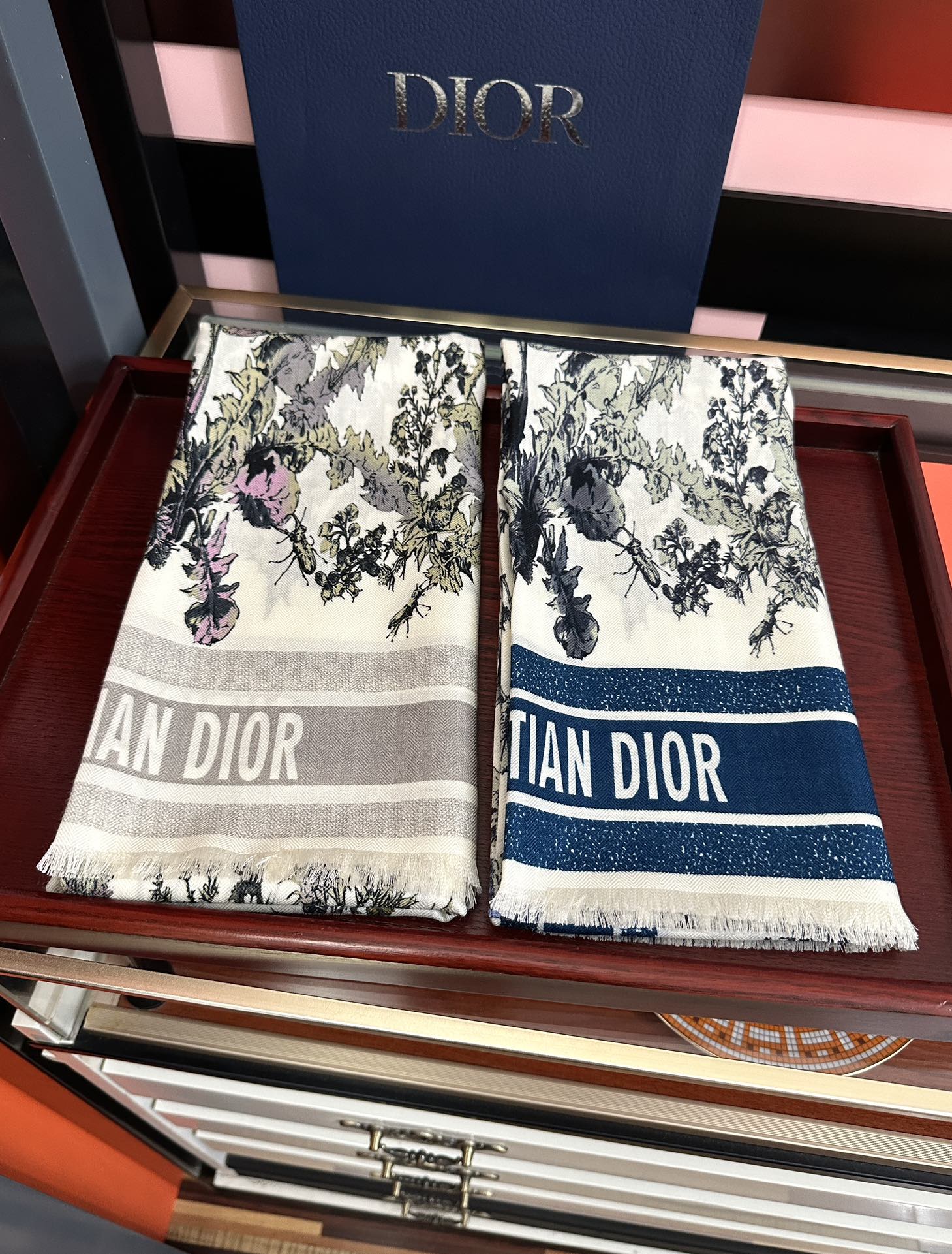 Dior 迪奥 双面同色【植物丛林】大自然景象 下手一定要快 四季都可以用 真心美的让人非常非上身效果简直美翻了 品质非常完美 整个围巾给人气场的同时又非常 秀丽 绝对值得入手的新款 实物一拿到就会庆幸自己是女人的绝美好货 尺寸：65x185