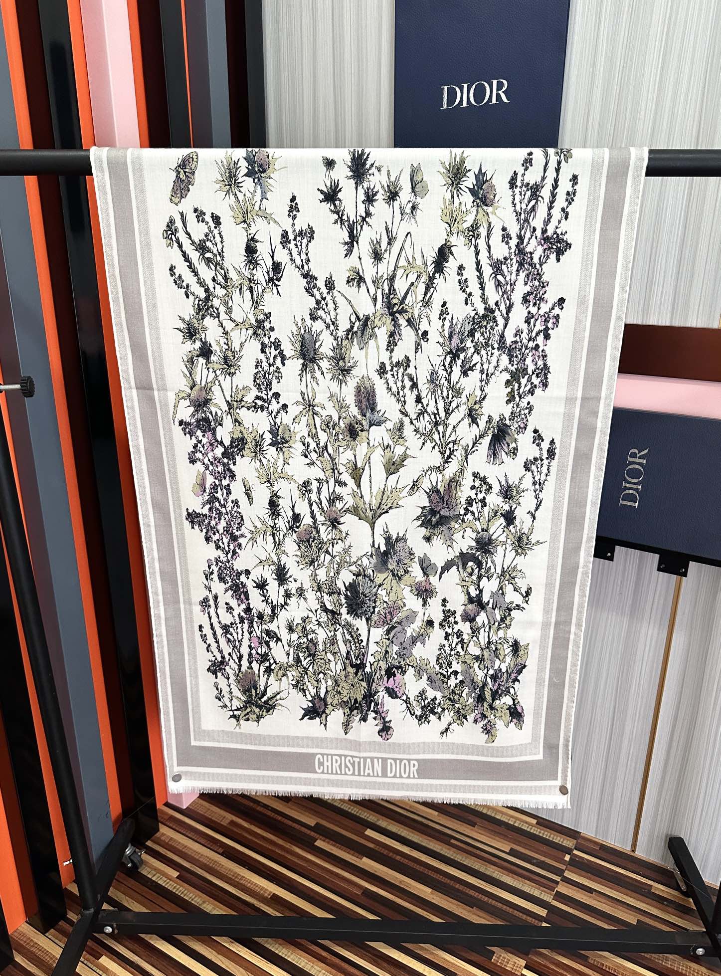 Dior 迪奥 双面同色【植物丛林】大自然景象 下手一定要快 四季都可以用 真心美的让人非常非上身效果简直美翻了 品质非常完美 整个围巾给人气场的同时又非常 秀丽 绝对值得入手的新款 实物一拿到就会庆幸自己是女人的绝美好货 尺寸：65x185