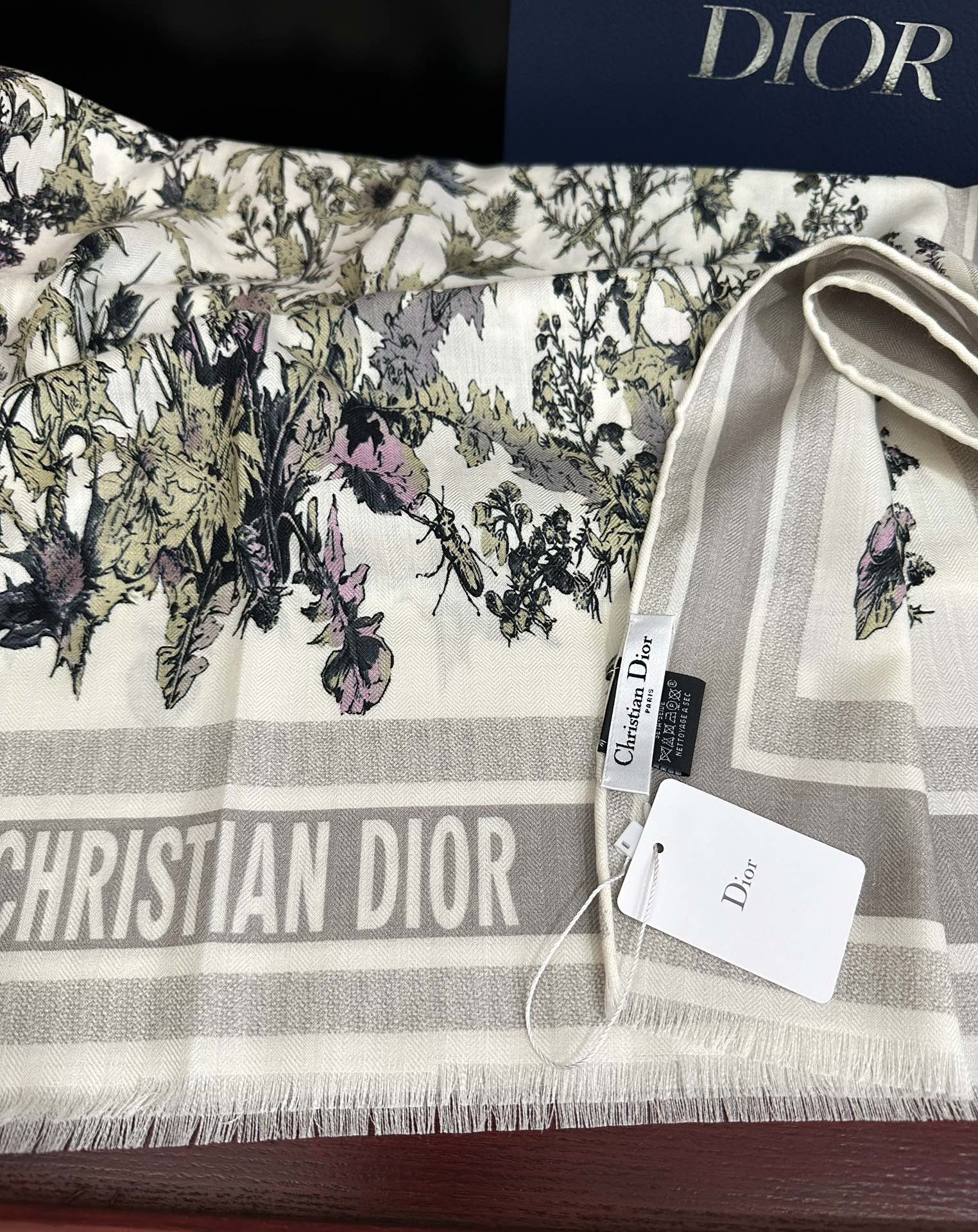 Dior 迪奥 双面同色【植物丛林】大自然景象 下手一定要快 四季都可以用 真心美的让人非常非上身效果简直美翻了 品质非常完美 整个围巾给人气场的同时又非常 秀丽 绝对值得入手的新款 实物一拿到就会庆幸自己是女人的绝美好货 尺寸：65x185
