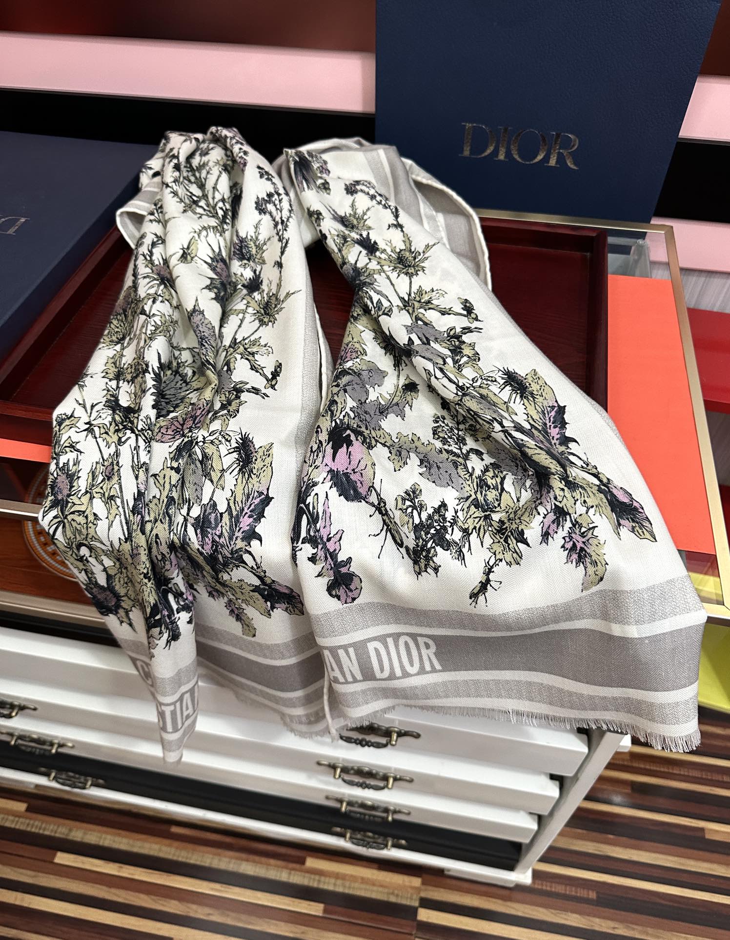 Dior 迪奥 双面同色【植物丛林】大自然景象 下手一定要快 四季都可以用 真心美的让人非常非上身效果简直美翻了 品质非常完美 整个围巾给人气场的同时又非常 秀丽 绝对值得入手的新款 实物一拿到就会庆幸自己是女人的绝美好货 尺寸：65x185