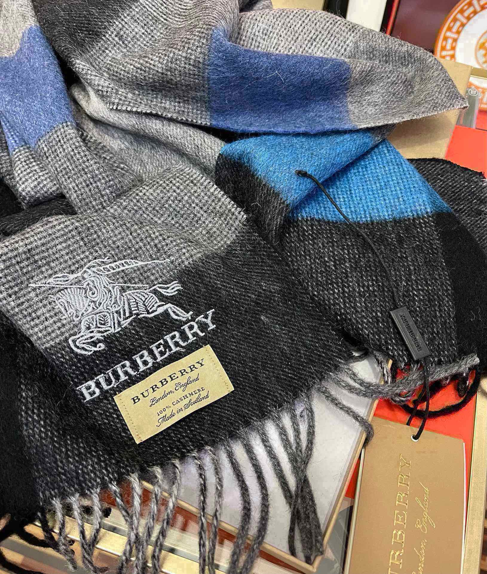 上新🔥巴家2025 最新款💖男女通用情侣👫款，永不过时，上身效果非常棒👍质感醇尚的苏格兰风格💕采用纯羊绒