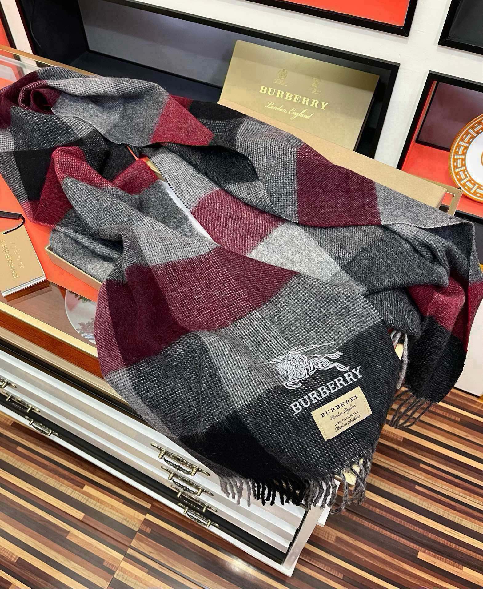 上新🔥巴家2025 最新款💖男女通用情侣👫款，永不过时，上身效果非常棒👍质感醇尚的苏格兰风格💕采用纯羊绒