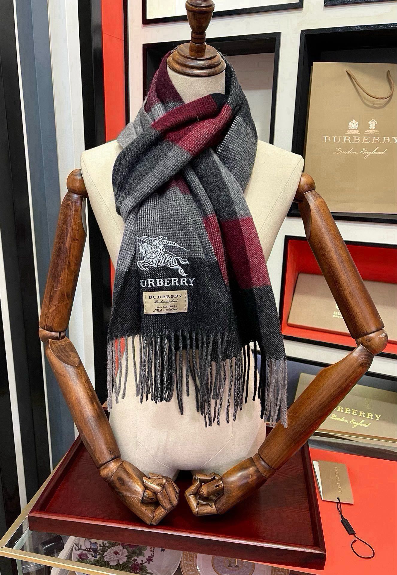 上新🔥巴家2025 最新款💖男女通用情侣👫款，永不过时，上身效果非常棒👍质感醇尚的苏格兰风格💕采用纯羊绒