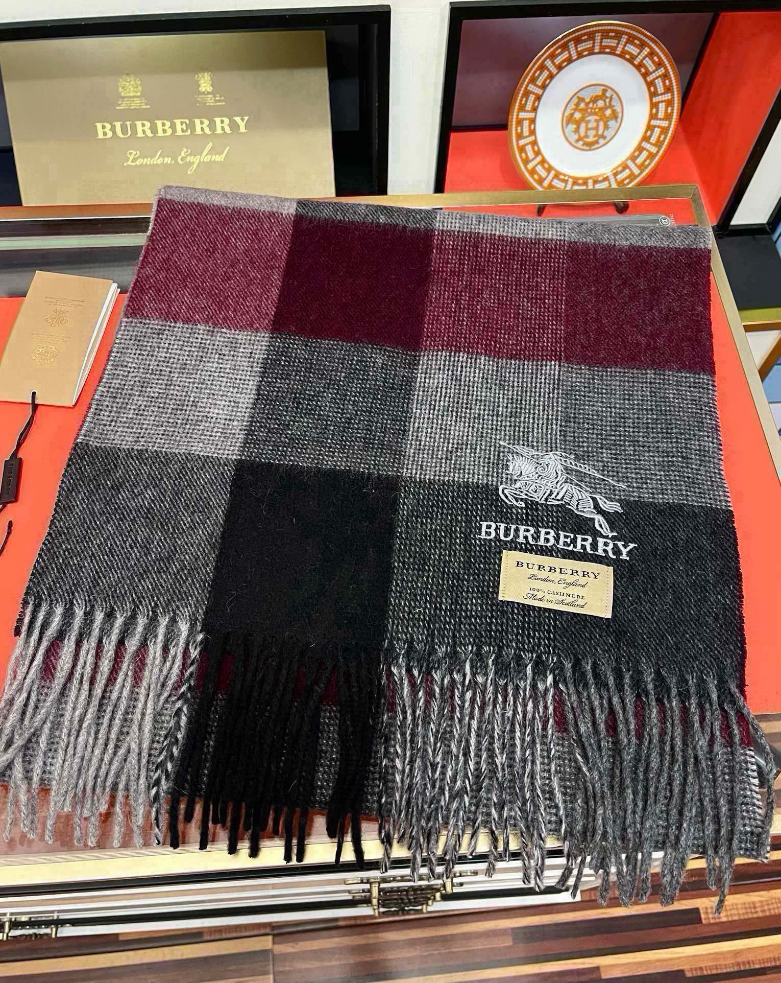 上新🔥巴家2025 最新款💖男女通用情侣👫款，永不过时，上身效果非常棒👍质感醇尚的苏格兰风格💕采用纯羊绒