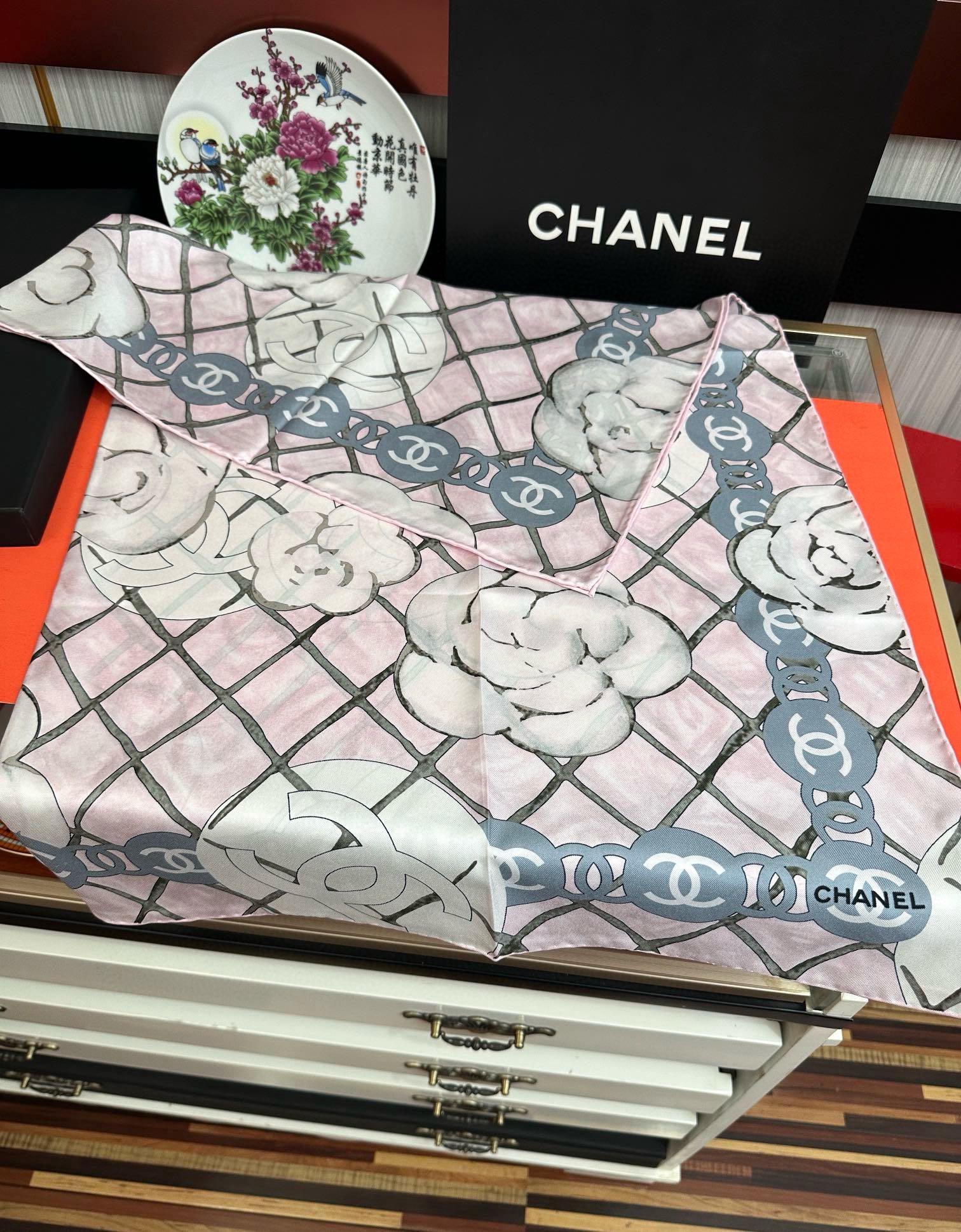 🔥2080高品质 香奈儿【山茶花系列】 精致款边 永远都是那么经典[發]『▪️落入安稳，经典宇宙情人』香