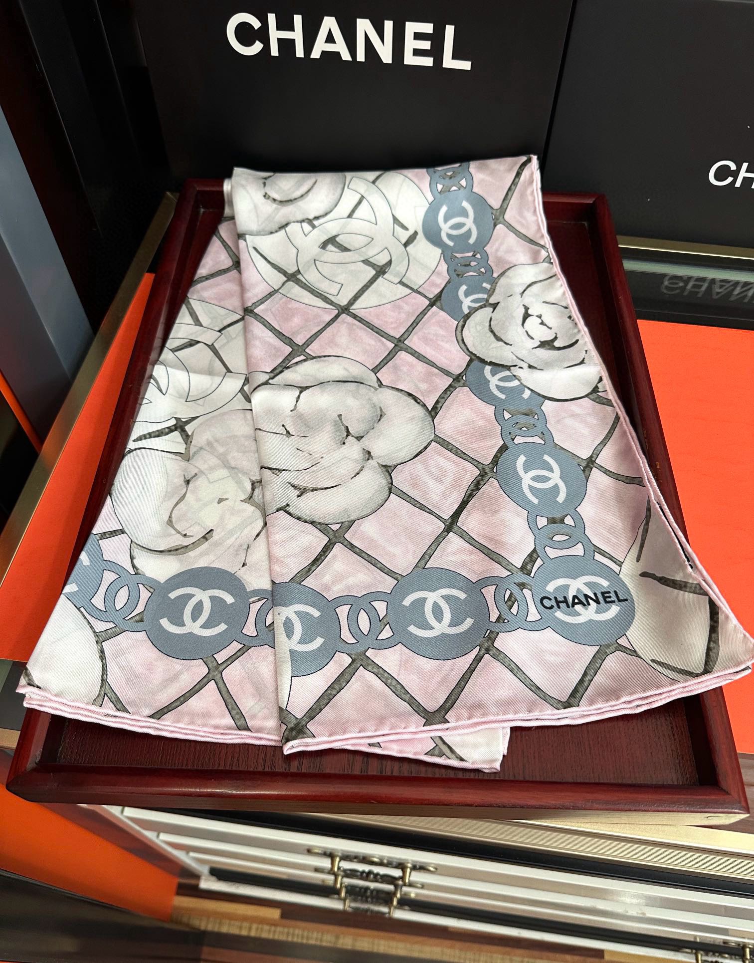 🔥2080高品质 香奈儿【山茶花系列】 精致款边 永远都是那么经典[發]『▪️落入安稳，经典宇宙情人』香