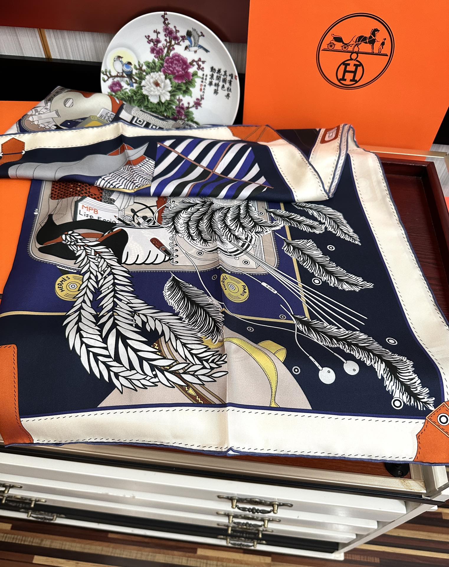 🔥爱 马 仕 官网同步手工卷边真丝方巾[得意] 这款爱马家展现强大而迷人的女性魅力精髓[色]此90厘米方