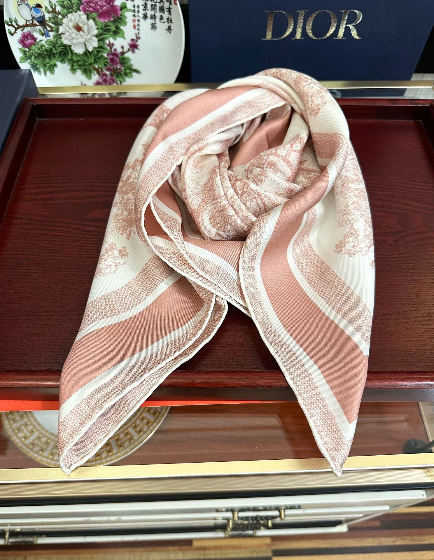 🔥Dior 印花方巾 2025【18姆米双面同色】[庆祝]Sauvage 茹伊印花这款方巾以经典的 Sa
