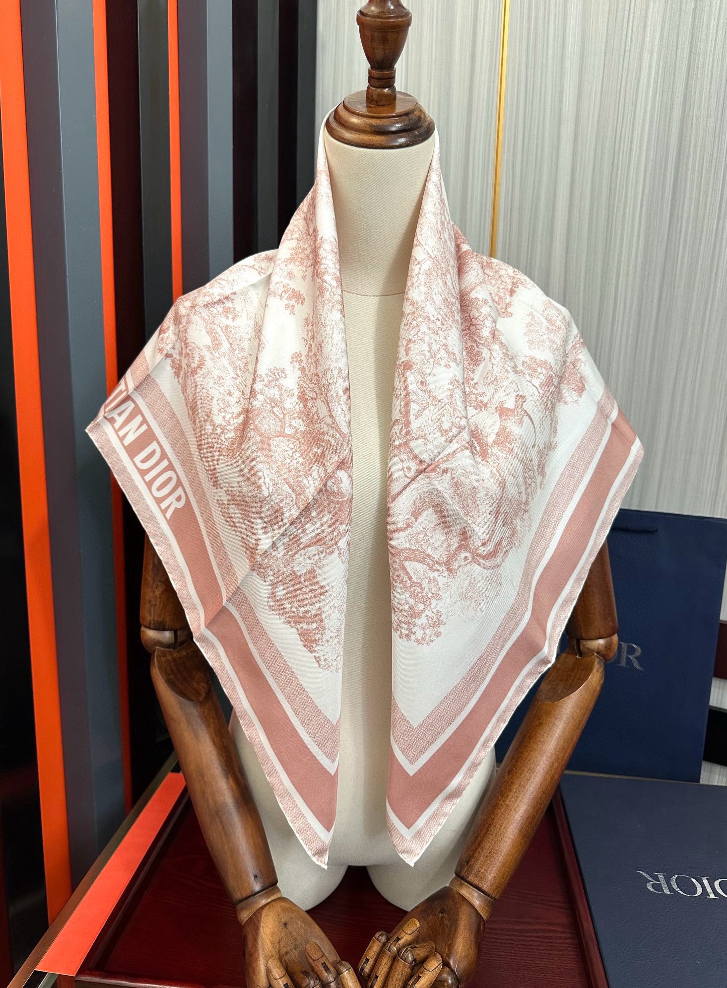 🔥Dior 印花方巾 2025【18姆米双面同色】[庆祝]Sauvage 茹伊印花这款方巾以经典的 Sa