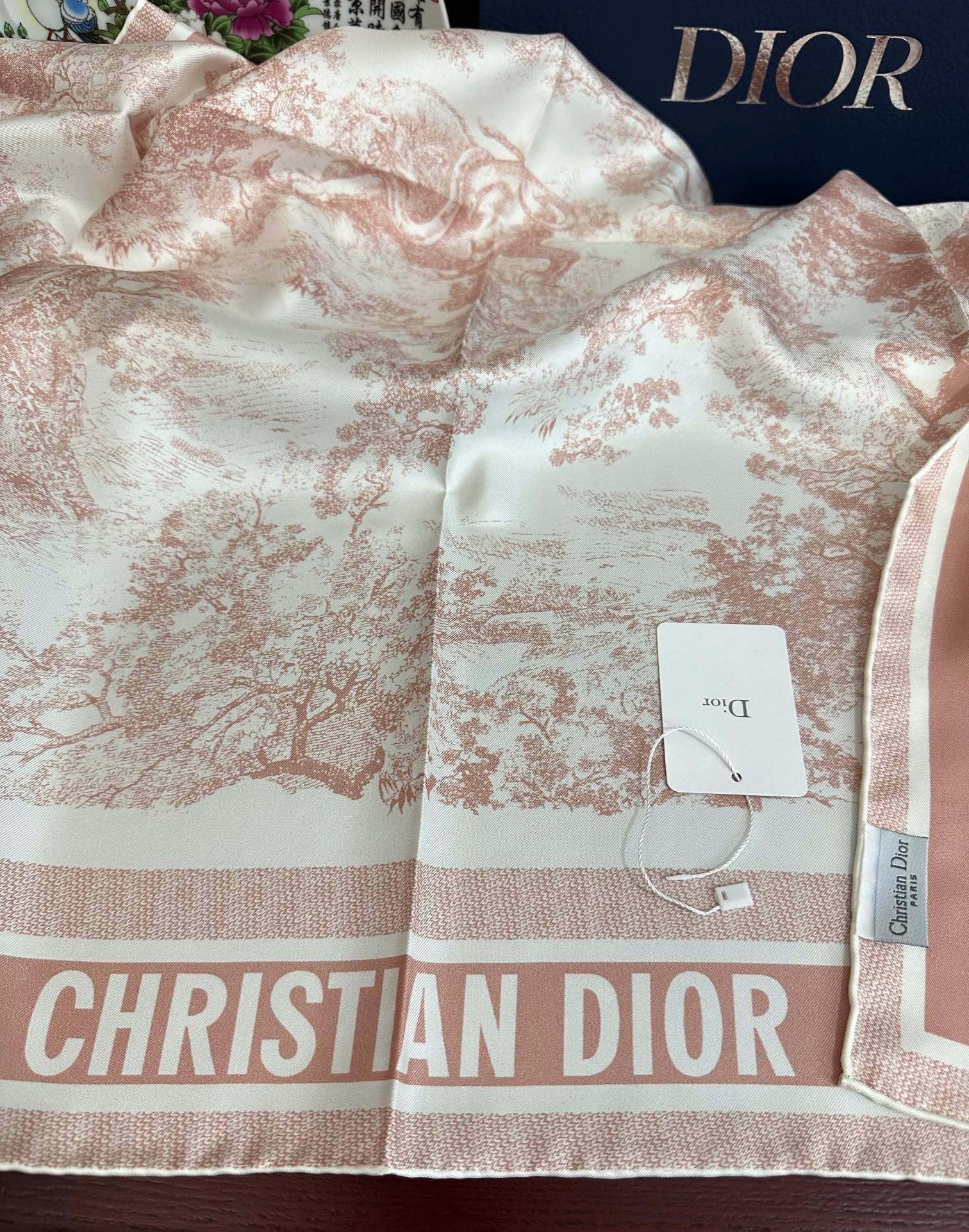 🔥Dior 印花方巾 2025【18姆米双面同色】[庆祝]Sauvage 茹伊印花这款方巾以经典的 Sa