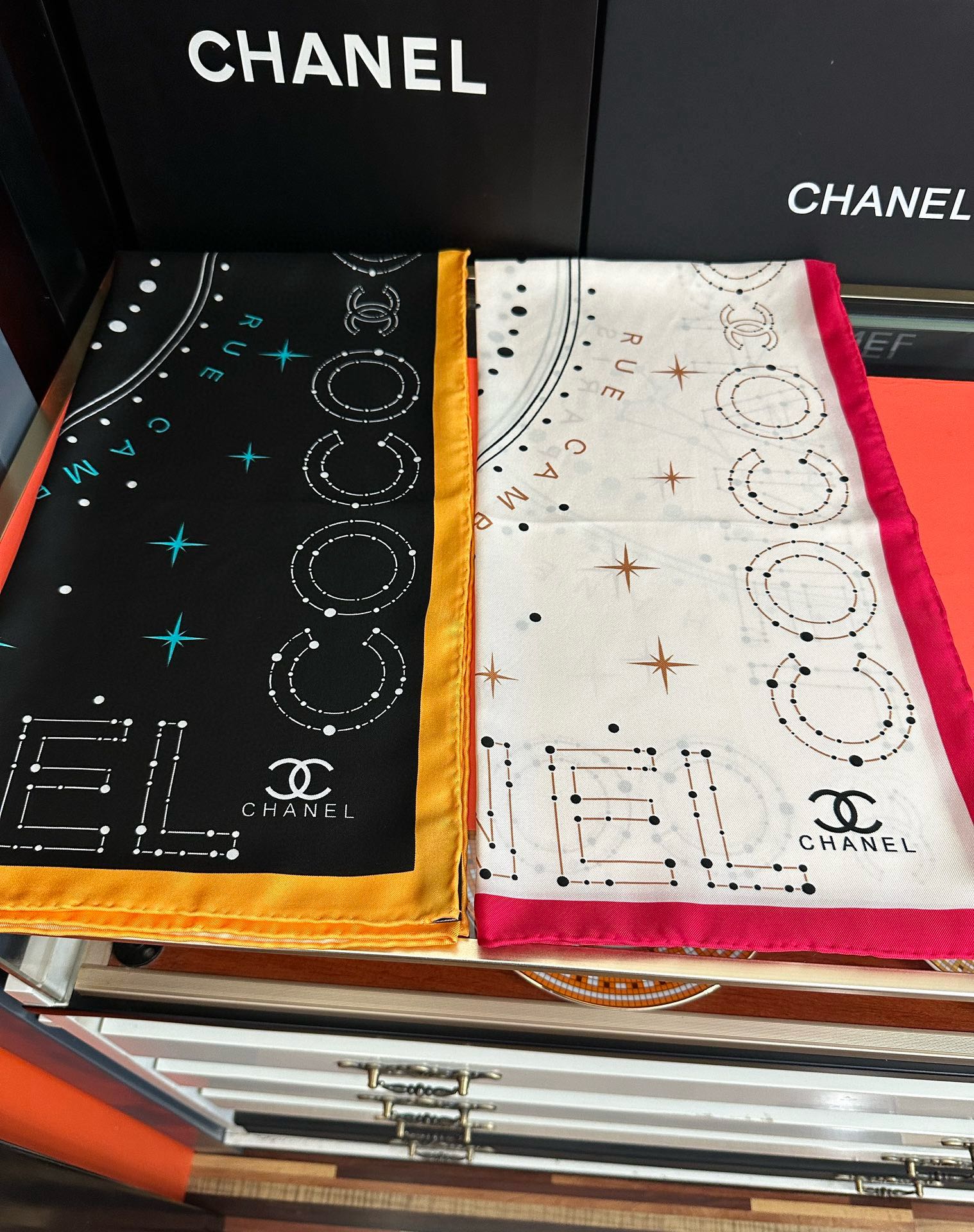 ❤️新款 香奈儿 •2025 《星座方巾》真丝斜纹绸 精致手工卷边质感高级[呲牙]触感柔滑[庆祝]将星座