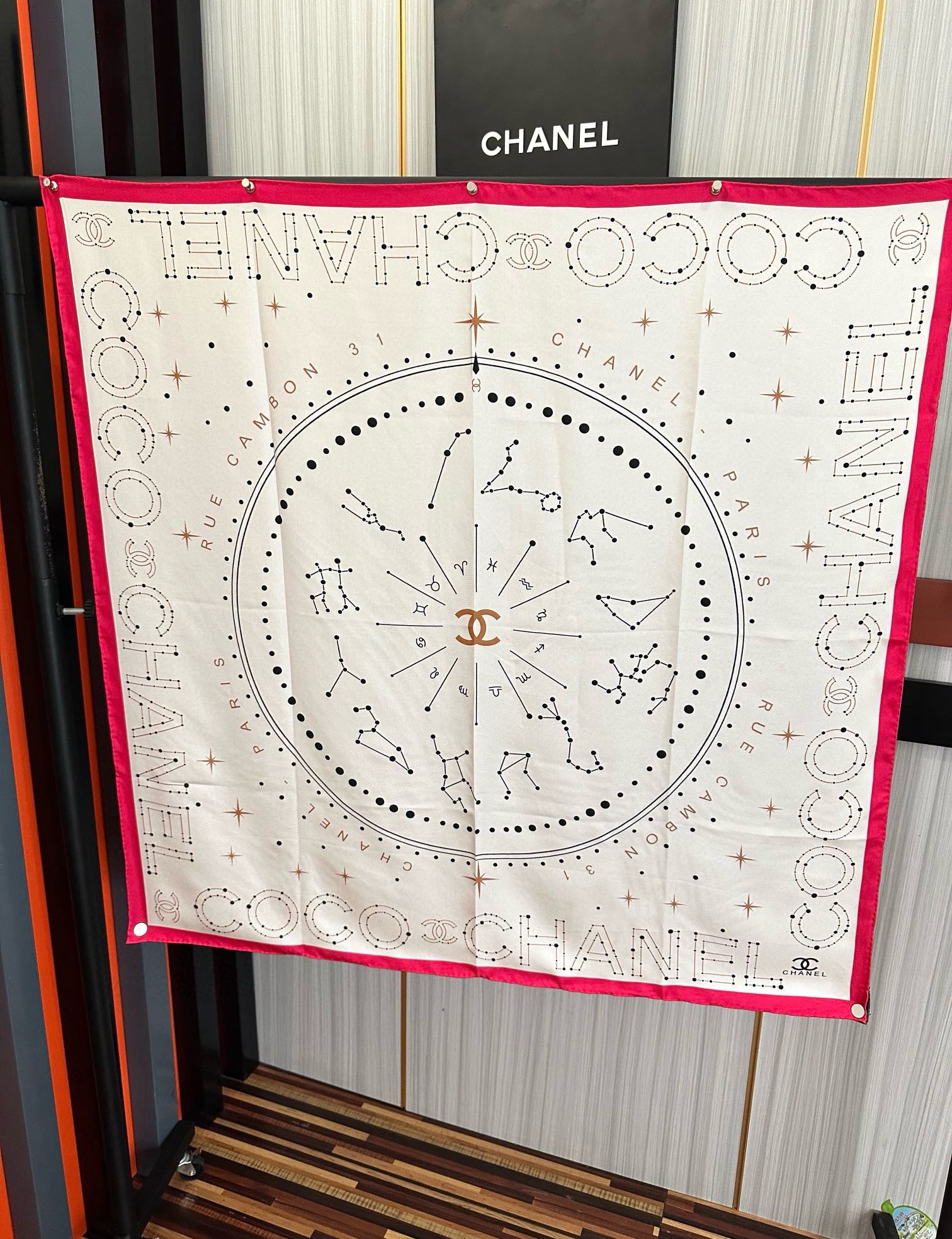 ❤️新款 香奈儿 •2025 《星座方巾》真丝斜纹绸 精致手工卷边质感高级[呲牙]触感柔滑[庆祝]将星座
