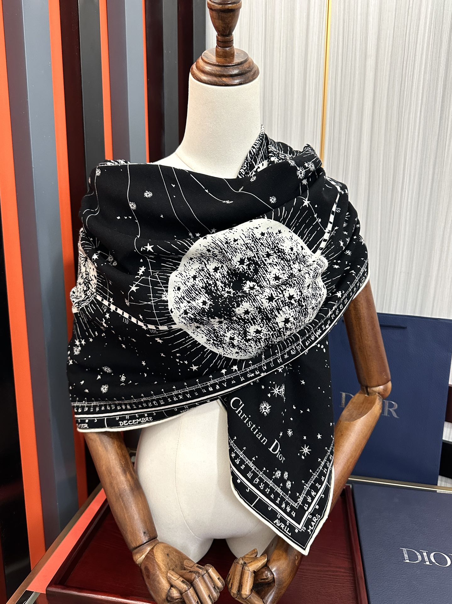 上新❤️迪奥 【双面同色地球图案】经典优雅[礼物]~气质到骨子里[色]新一季的面料超高级，真心超级柔软，