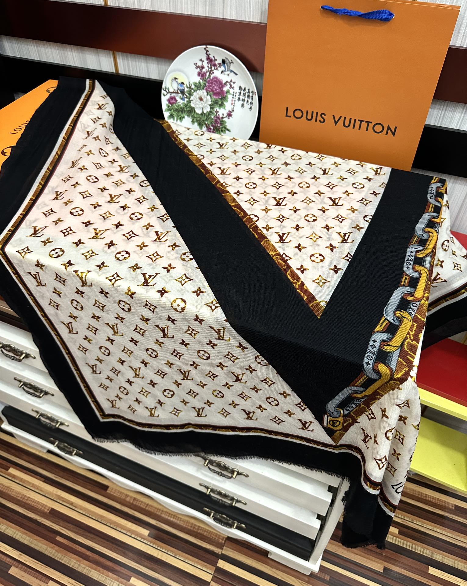 🔥新款 L家 2025最新款‼️真心赞👍【戒指绒长巾】😘💍实物真心美 🎀披肩配以印花💓💃🏻无论设计喷绘都