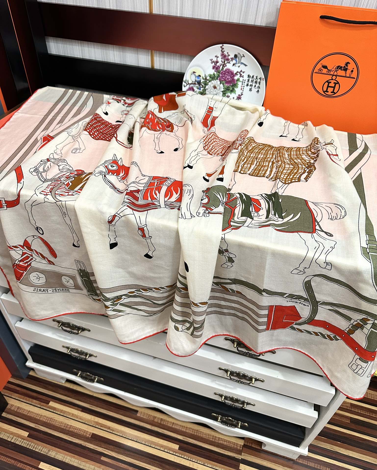 。爱马仕2025秋冬新款[爱心]新一季丝巾采购清单估计各位养马人们已经列好了[太阳]我就不推荐了回头分享