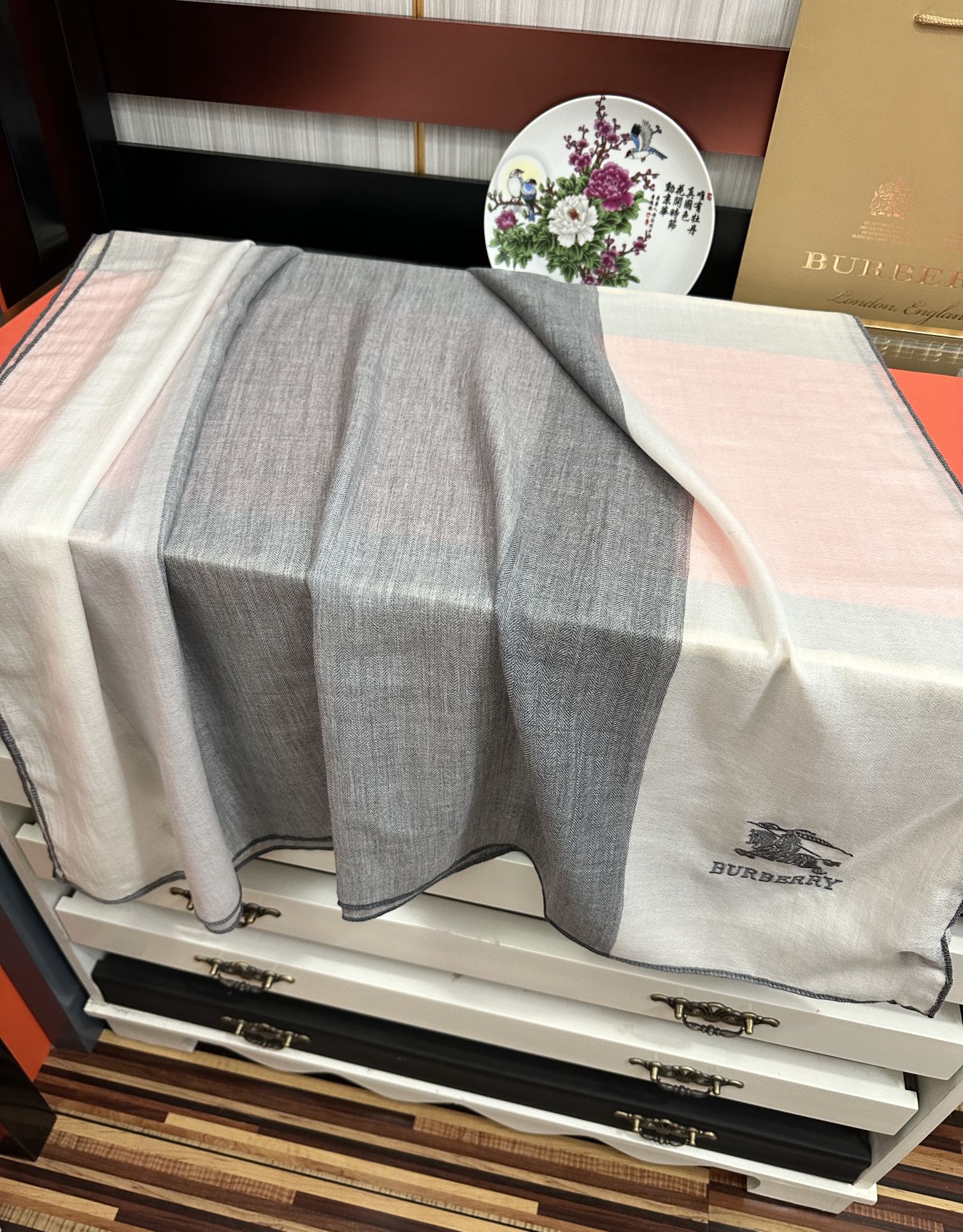 上新🔥2080 巴宝莉👍采用内蒙古山羊绒，重磅推荐🎀太美了👓火爆，人人都喜欢💕时潮人都有好几条巴家围巾放