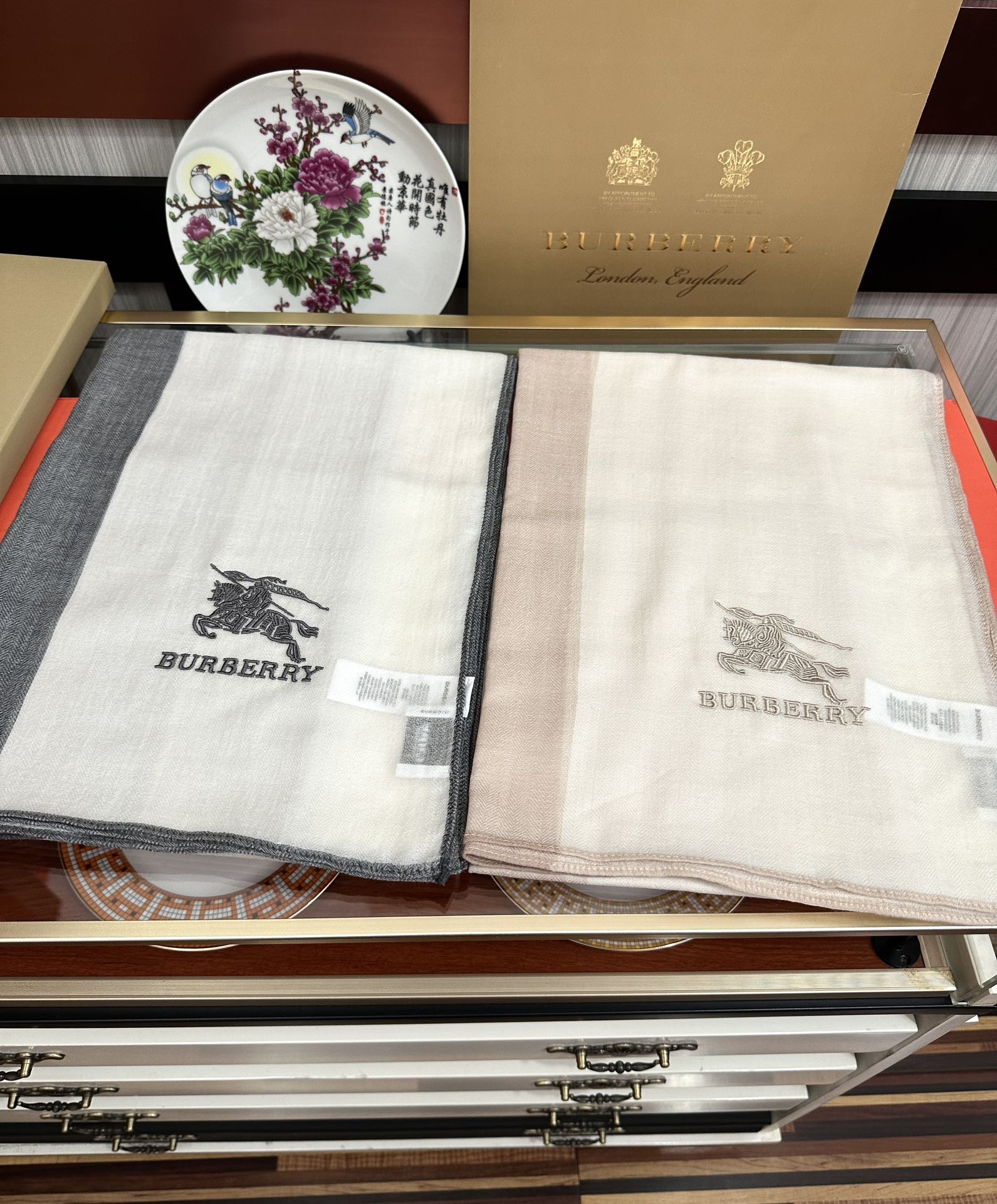 上新🔥2080 巴宝莉👍采用内蒙古山羊绒，重磅推荐🎀太美了👓火爆，人人都喜欢💕时潮人都有好几条巴家围巾放