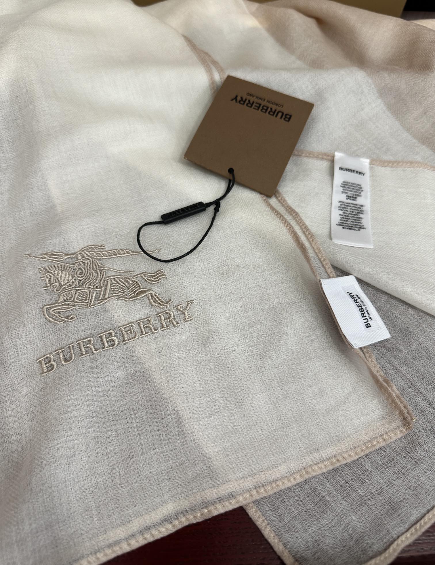 上新🔥2080 巴宝莉👍采用内蒙古山羊绒，重磅推荐🎀太美了👓火爆，人人都喜欢💕时潮人都有好几条巴家围巾放