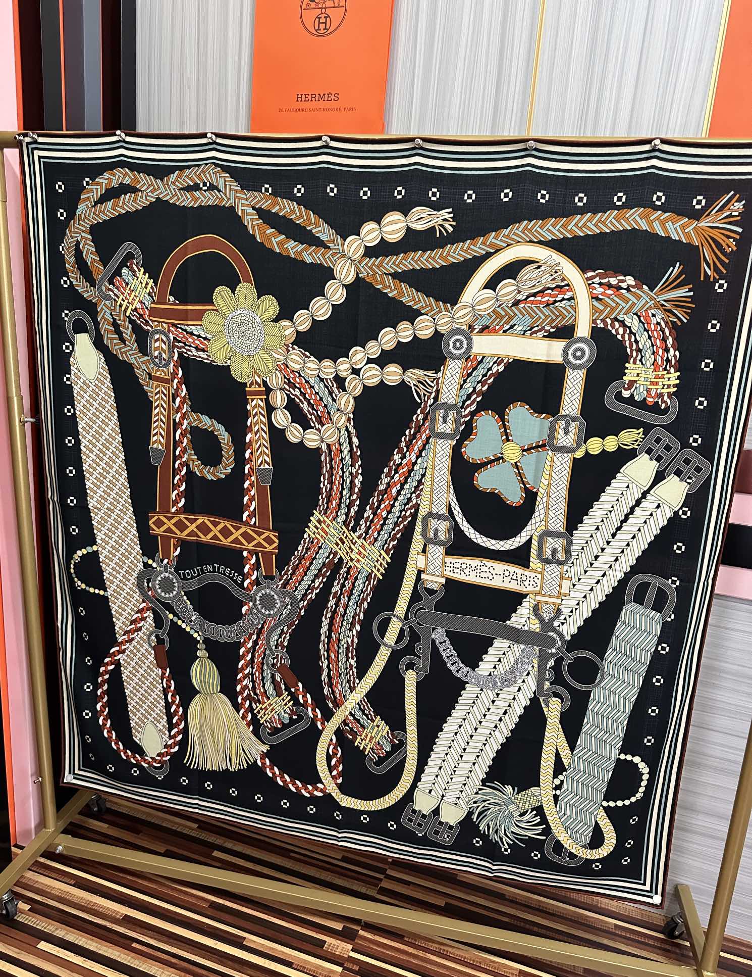 。高品质 新款 爱马仕【编织鞍袋】官网同步 2025秋冬新款[爱心]新一季丝巾采购清单估计各位养马人们已