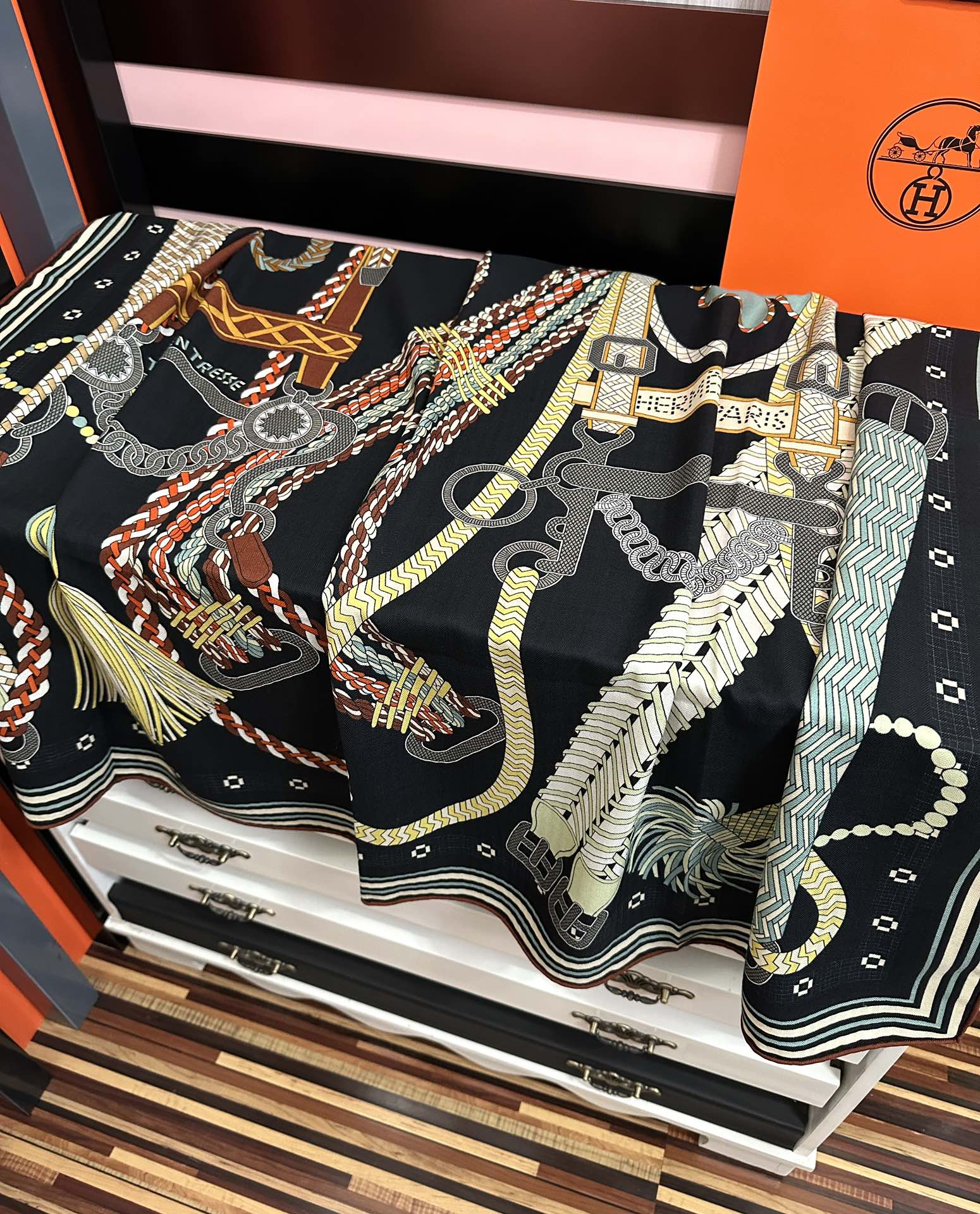 。高品质 新款 爱马仕【编织鞍袋】官网同步 2025秋冬新款[爱心]新一季丝巾采购清单估计各位养马人们已