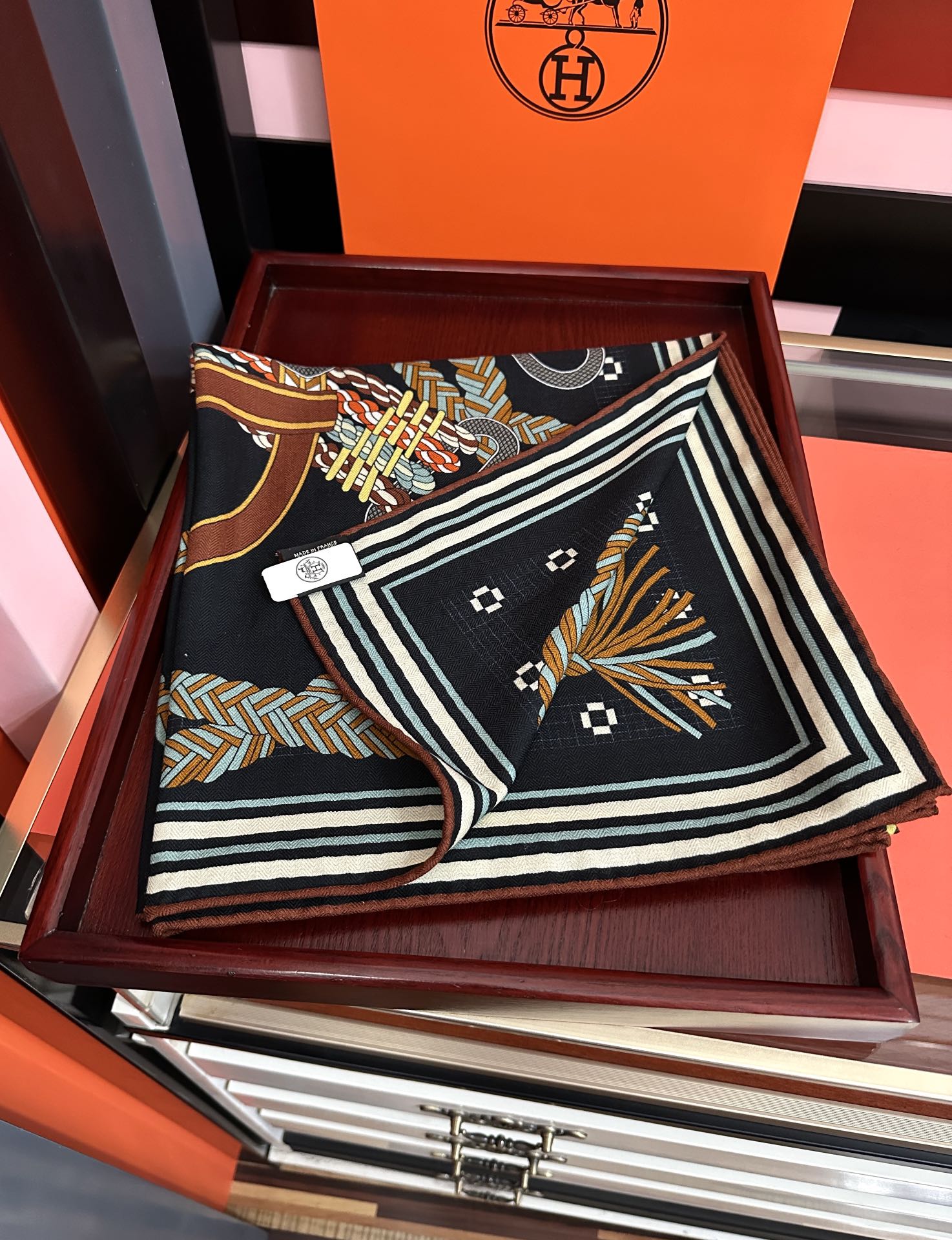 。高品质 新款 爱马仕【编织鞍袋】官网同步 2025秋冬新款[爱心]新一季丝巾采购清单估计各位养马人们已